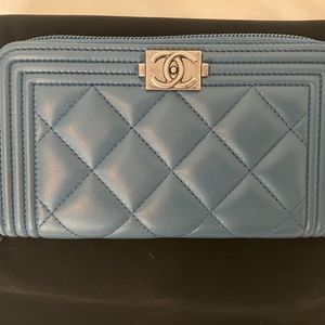 Chanel Boy Zippy Medium Wallet size 6” Holo 27