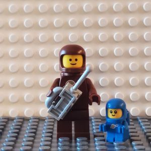 71037-3: Brown Astronaut and Spacebaby
