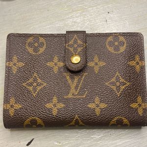 LV kisslock wallet