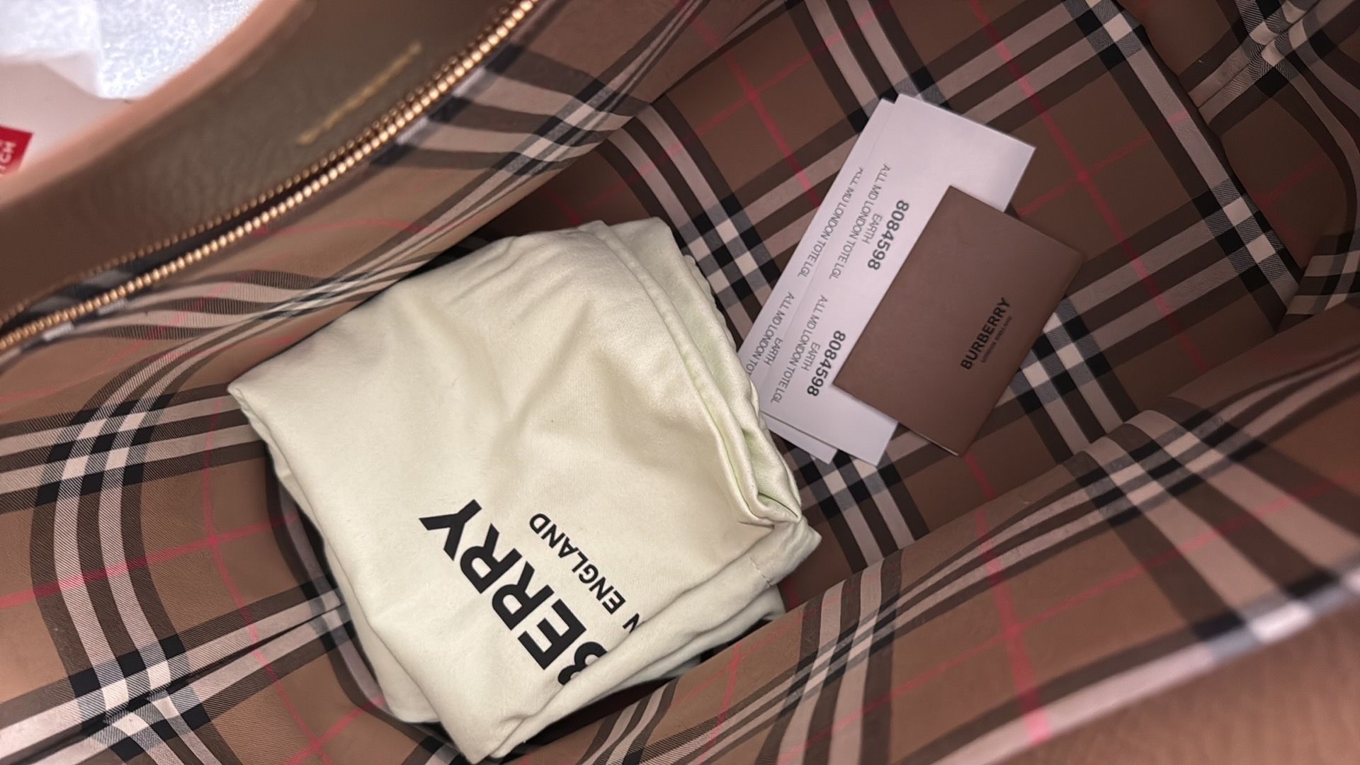 □激レア・新品□ BURBERRY Whitchester 本革 2084T