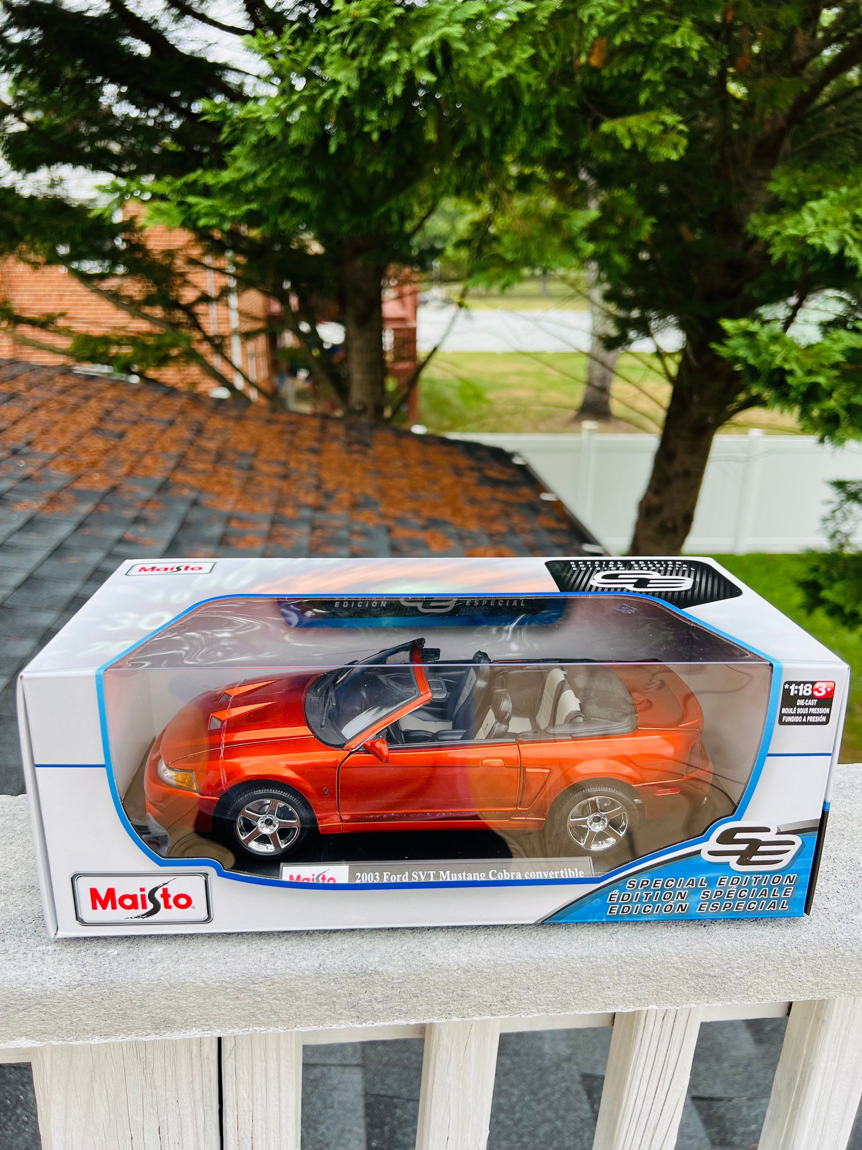 Miniature Maisto 1/18 – Ford Mustang SVT Cobra Convertible 2003 – Orange – Diecast