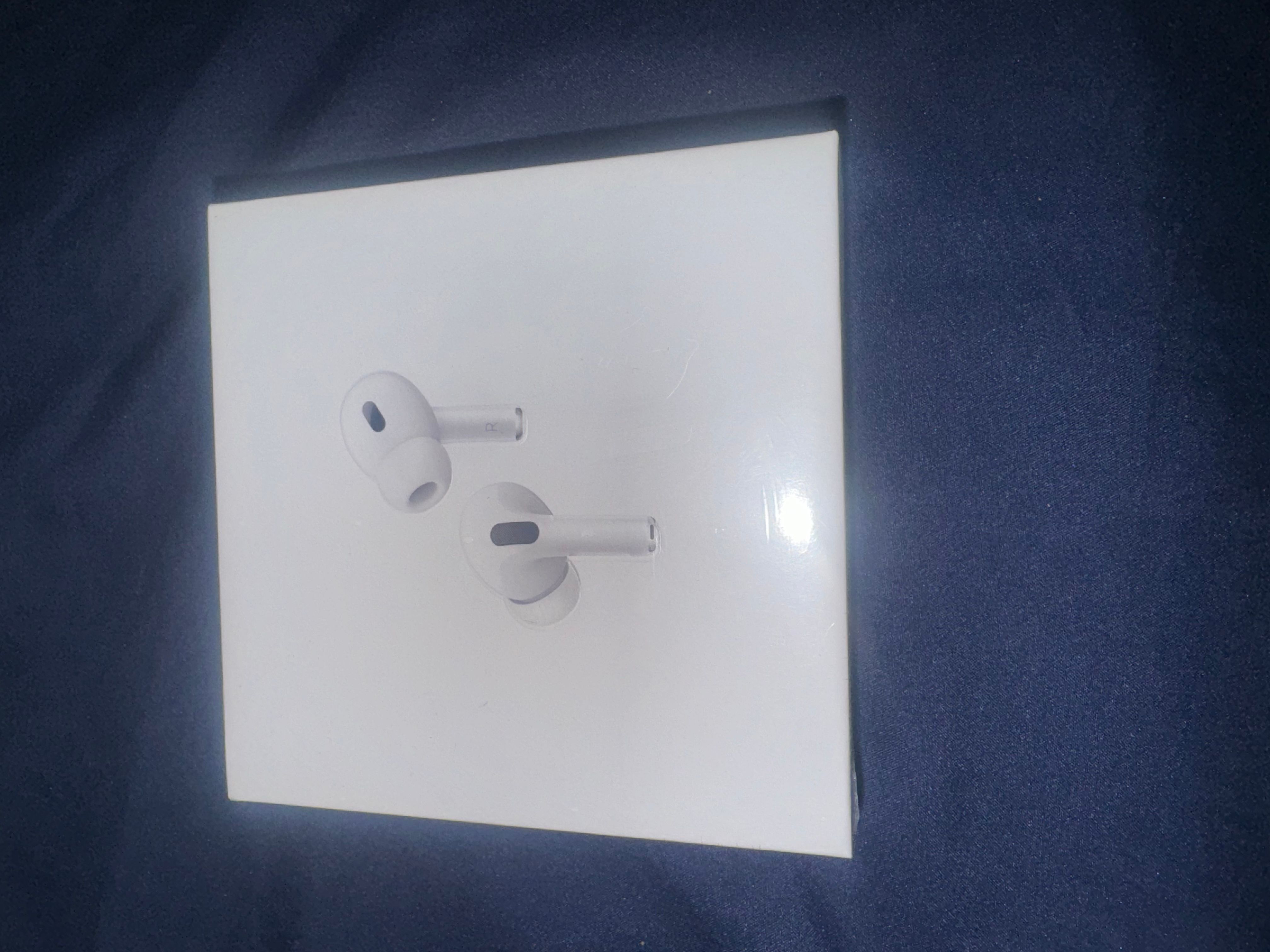 AirPodsPro2 元カノにもらいました。誰か貰ってください。純正です。 AirPodsPro2 元カノにもらいました。誰か貰ってください。純正です