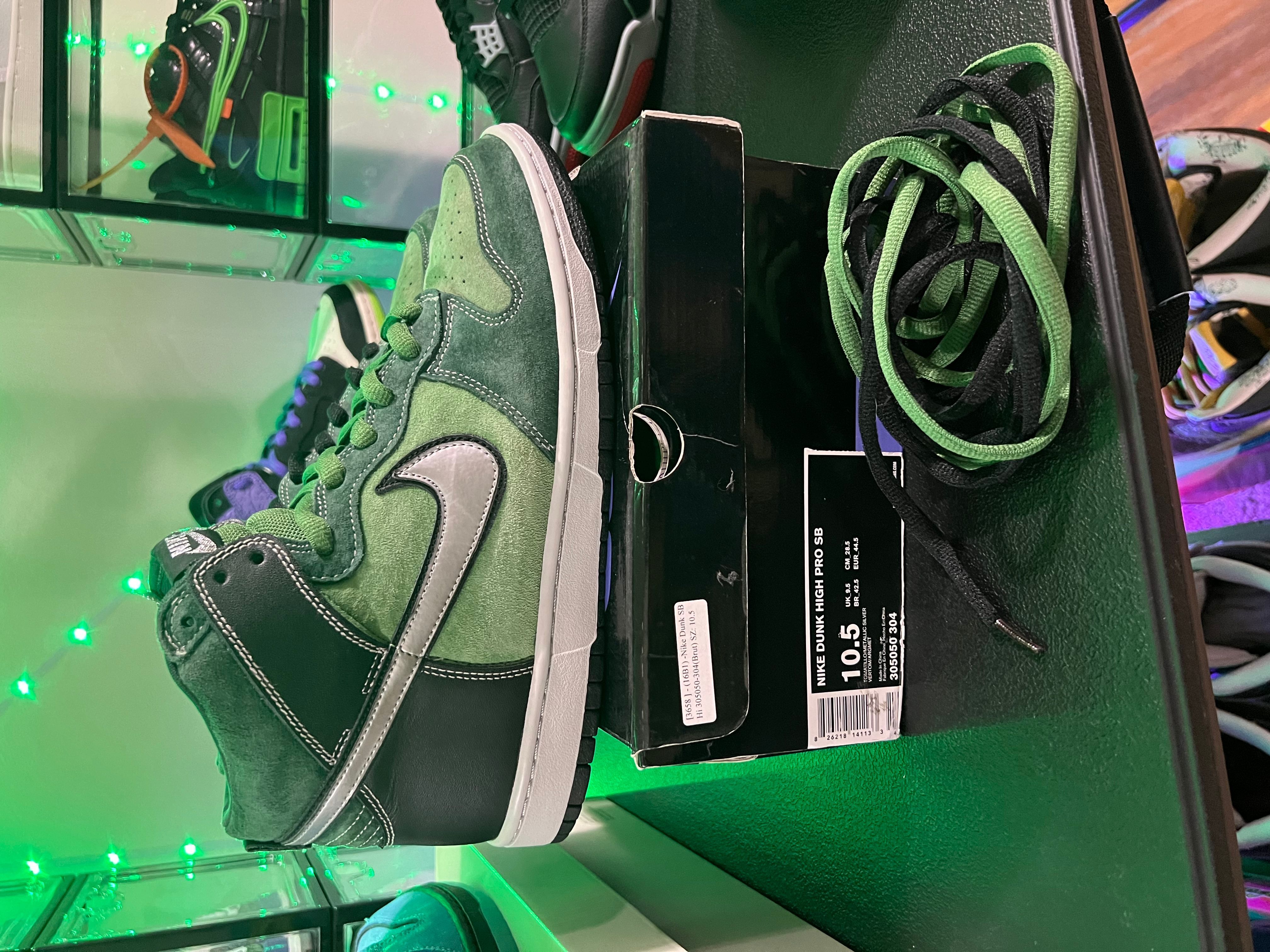 新品 未使用 シミあり NIKE DUNK HIGH PRO SB Brut NIKE SB DUNK HIGH USED SIZE 9.5 BRUT TOMATILLO METALLIC