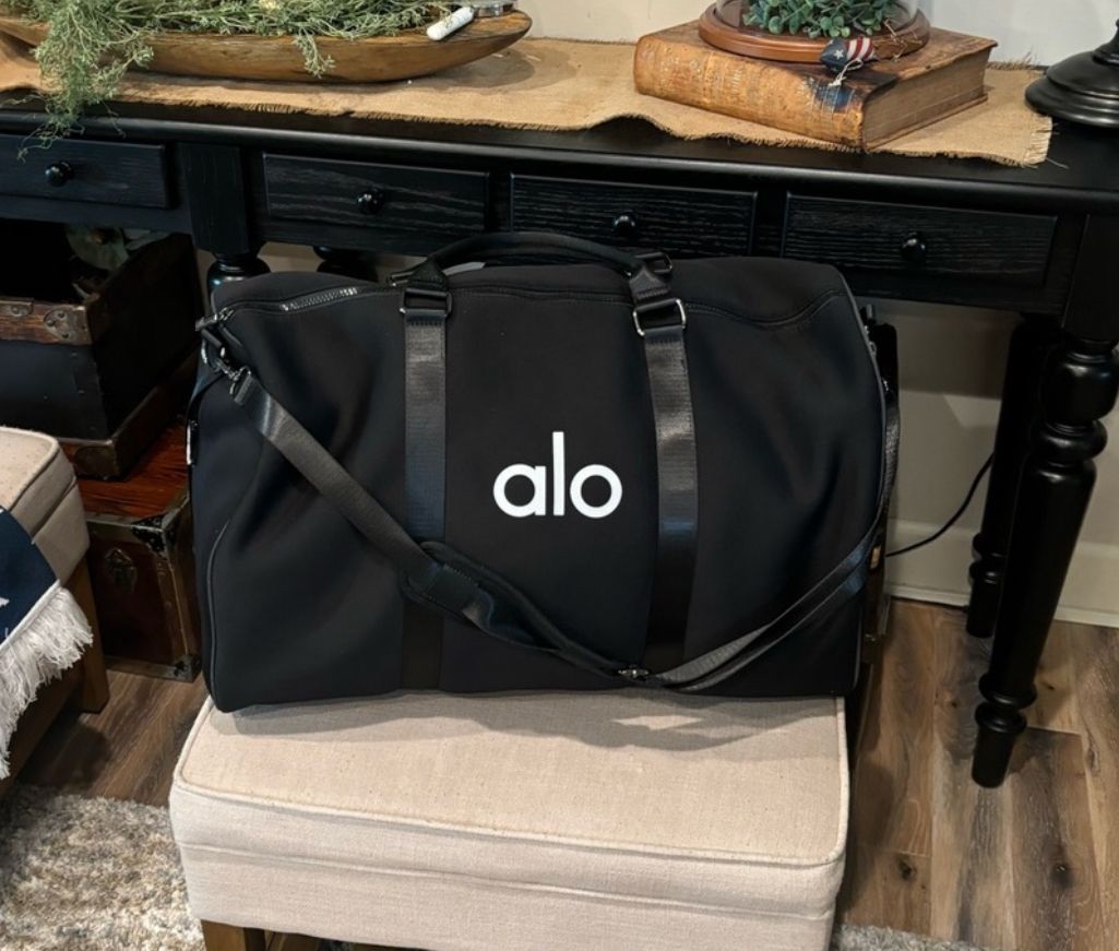 関税込【Alo Yoga】Large Traverse Duffle Traverse Duffle - Black/Silver | ALO