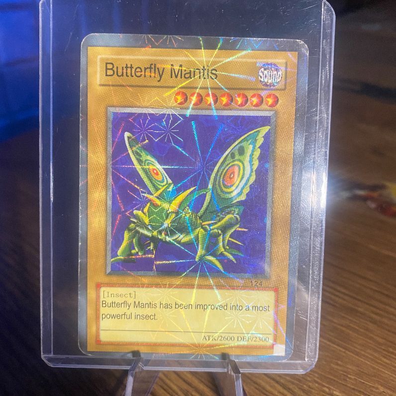 Yu-Gi-Oh: Butterfly Mantis Holographic card in NEAR MINT condition w/  hard protector