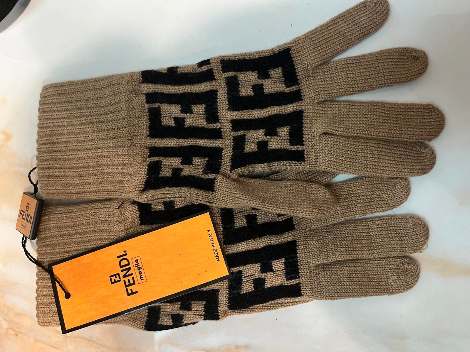 AB023 FENDI フェンディ 手袋 ロゴ FXY574 ウール AB023 FENDI フェンディ 手袋 ロゴ FXY574 ウール