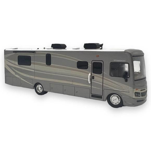 Greenlight Collectibles 2016 Fleetwood Bounder RV Brown 1/64