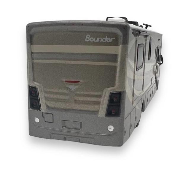 Greenlight Collectibles 2016 Fleetwood Bounder RV Brown 1/64