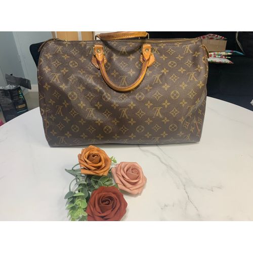 WHAT 2 WEAR of SWFL - Just inLouis Vuitton Speedy 40. Classic everyday  bag or perfect for weekend getaway. Always authentic - guaranteed. Open  until 5:00! #louisvuitton #LV #speedy #fortmyers #southwestflorida  #designerresale