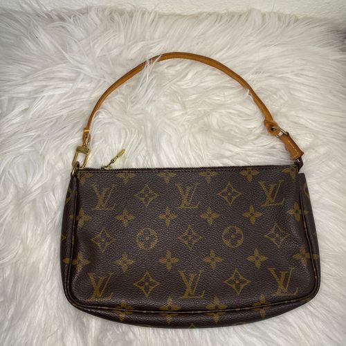 LV M40712 POCHETTE ACCESSOIRES 🤎 Visit Us In Store: 📍 #145 Munroe Road  Cunupia (located inside Evans Sign/tint shop next to Vanilla Bean Coffee  shop) Get In Touch With Us: WhatsApp: 1-868-312-8088 /
