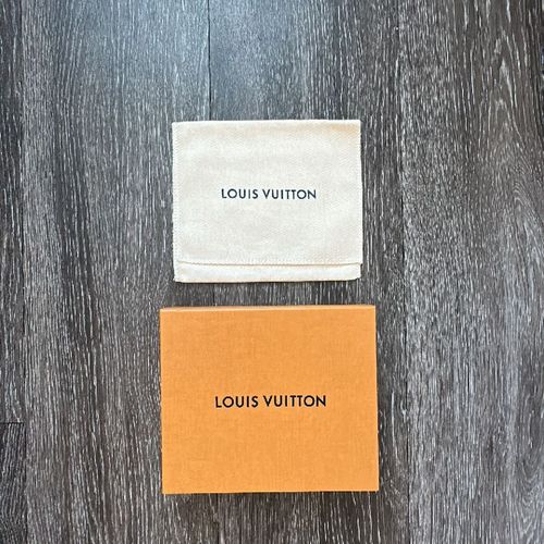 A Louis Vuitton card holder M6173, dustbag and box. - Bukowskis