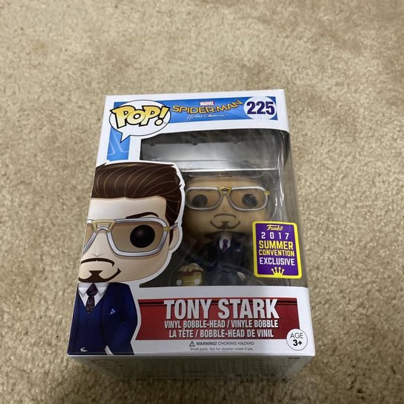 Tony Stark (Homecoming) (Holding Helmet) [Summer Convention]
