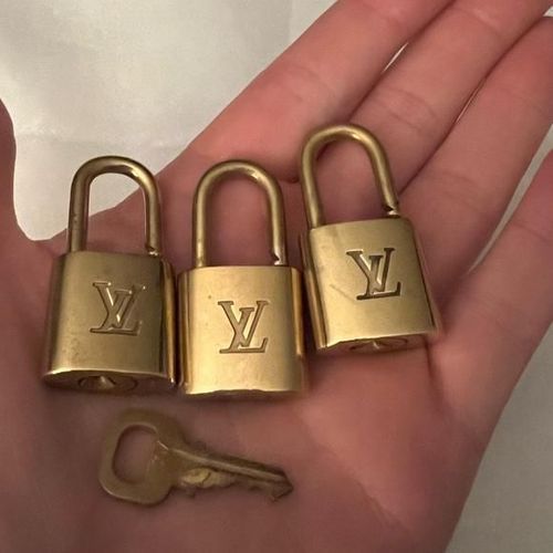 ✓ALWAYS AUTHENTIC✓ LV Lock & Key 🔐 Sets…wear your lock as a