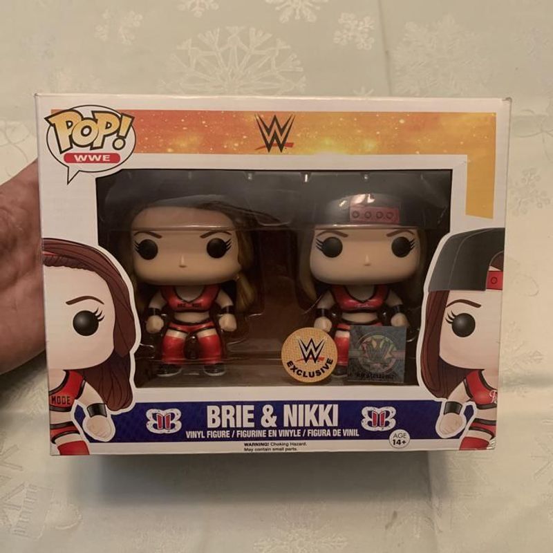 Brie & Nikki (Bella Twins)