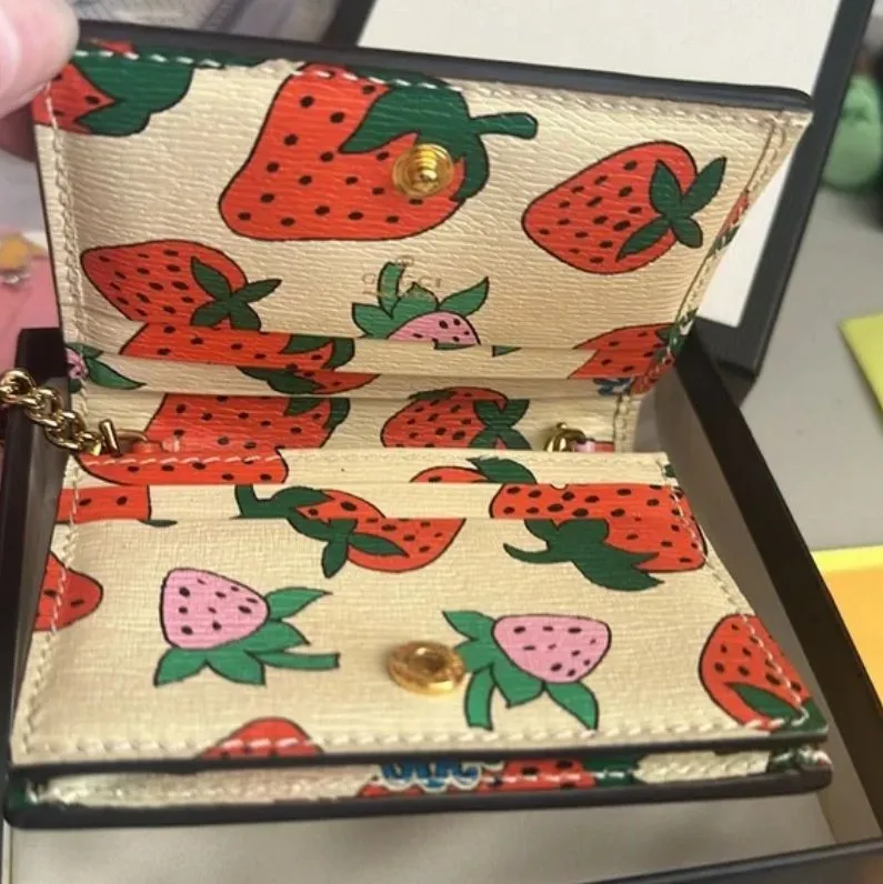 有名ブランド GUCCI STRAWBERRY WALLET ON CHAIN 9.8/10 with full inclusion 小物入れ