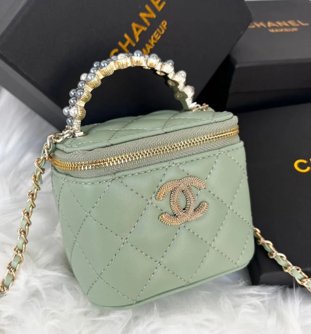 CHANEL メイクアップバッグ グリーン海外VIP限定品 Chanel Makeup VIP Vanity Bag Green · Whatnot: Shop, Sell, Connect