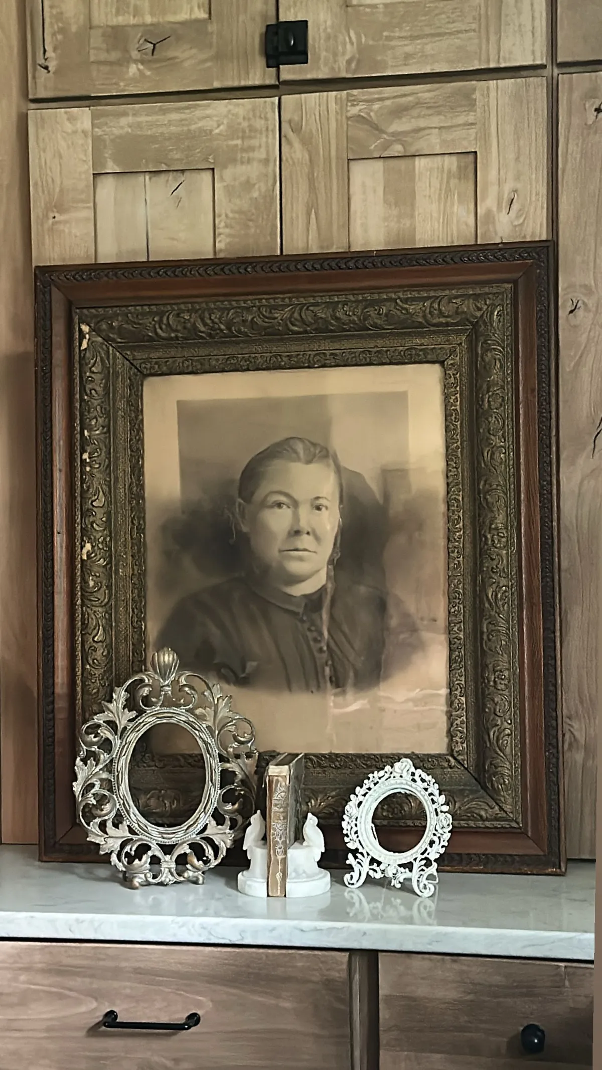 フォトフレーム Antique Painting Portrait Antique 19th Century Photo in a Vintage Scandinavian Photo Frame