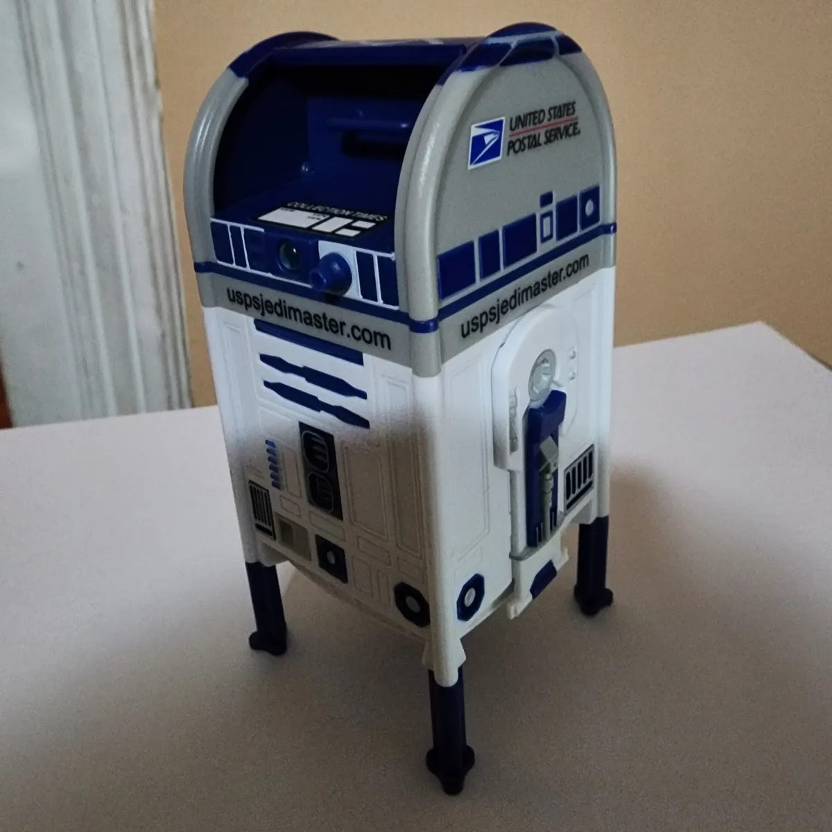 スターウォーズ POSTAL SERVICE MAIL BOX R2-D2 USPS R2-D2 decorated mailbox celebrating Star Wars 30th