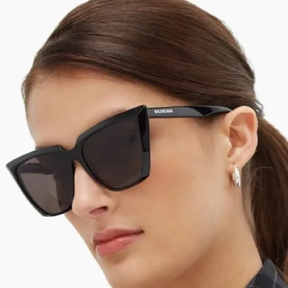 未使用級　バレンシアガ BB0046S キャットアイ　サングラス　ユニセックス Balenciaga Grey Cat Eye Ladies Sunglasses BB0046S 001 55