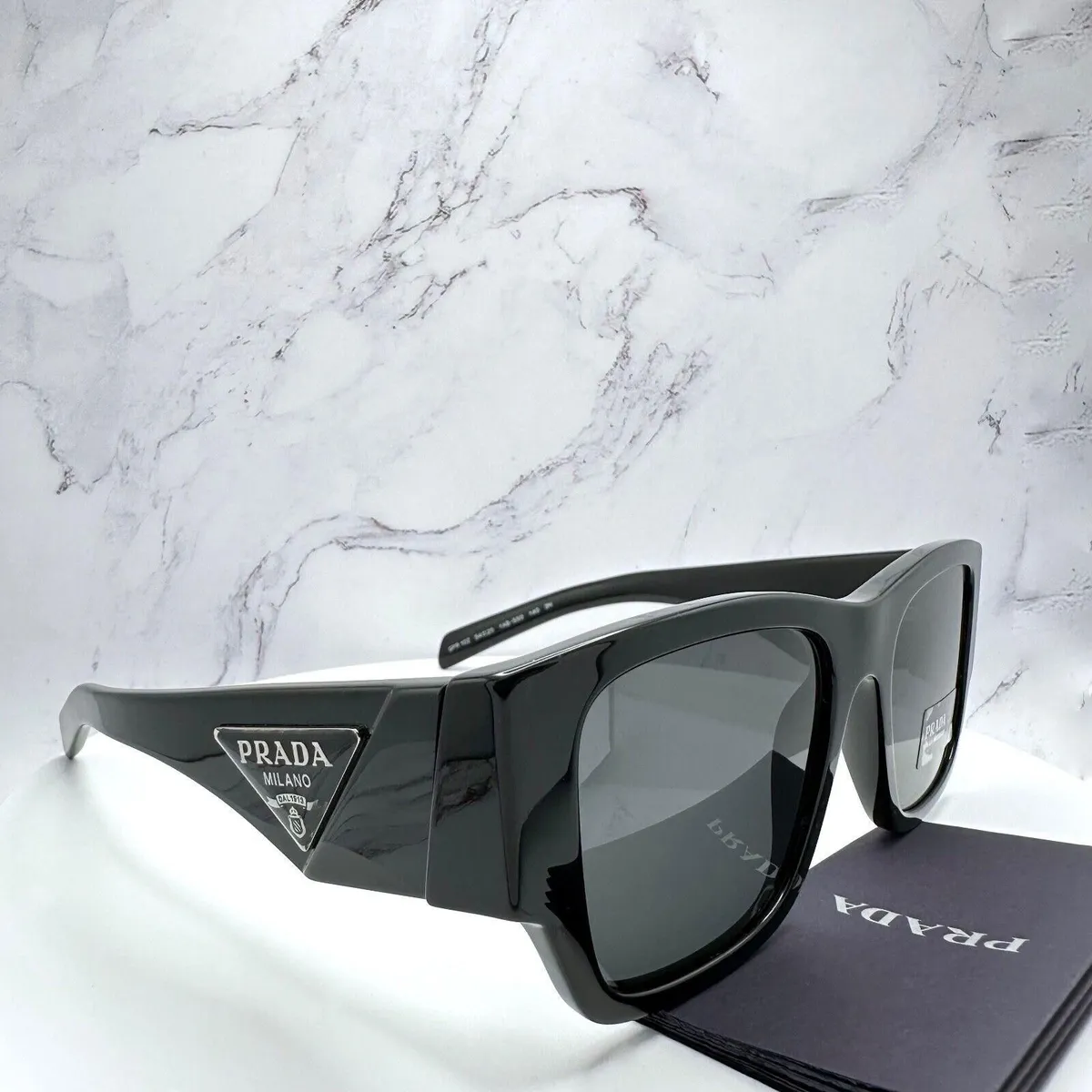 PRADA ブラック サングラス ミラノ Prada Sunglasses Black Silver Triangle Metal Plaque Logo 100