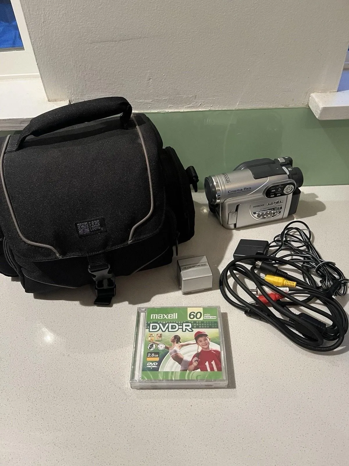 Hitachi DZ-BX35A DVD Camcorder 25x With Battery Charger & Carrying