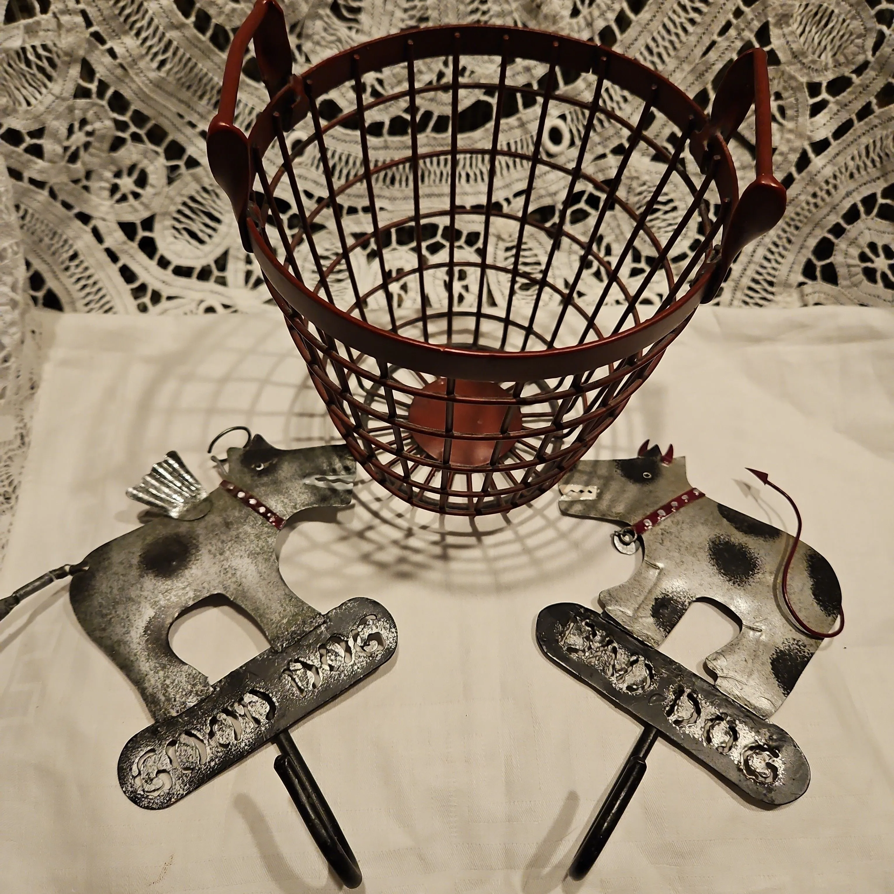 Product image for Good dog Bad dog metal hooks and 7in red metal basket 