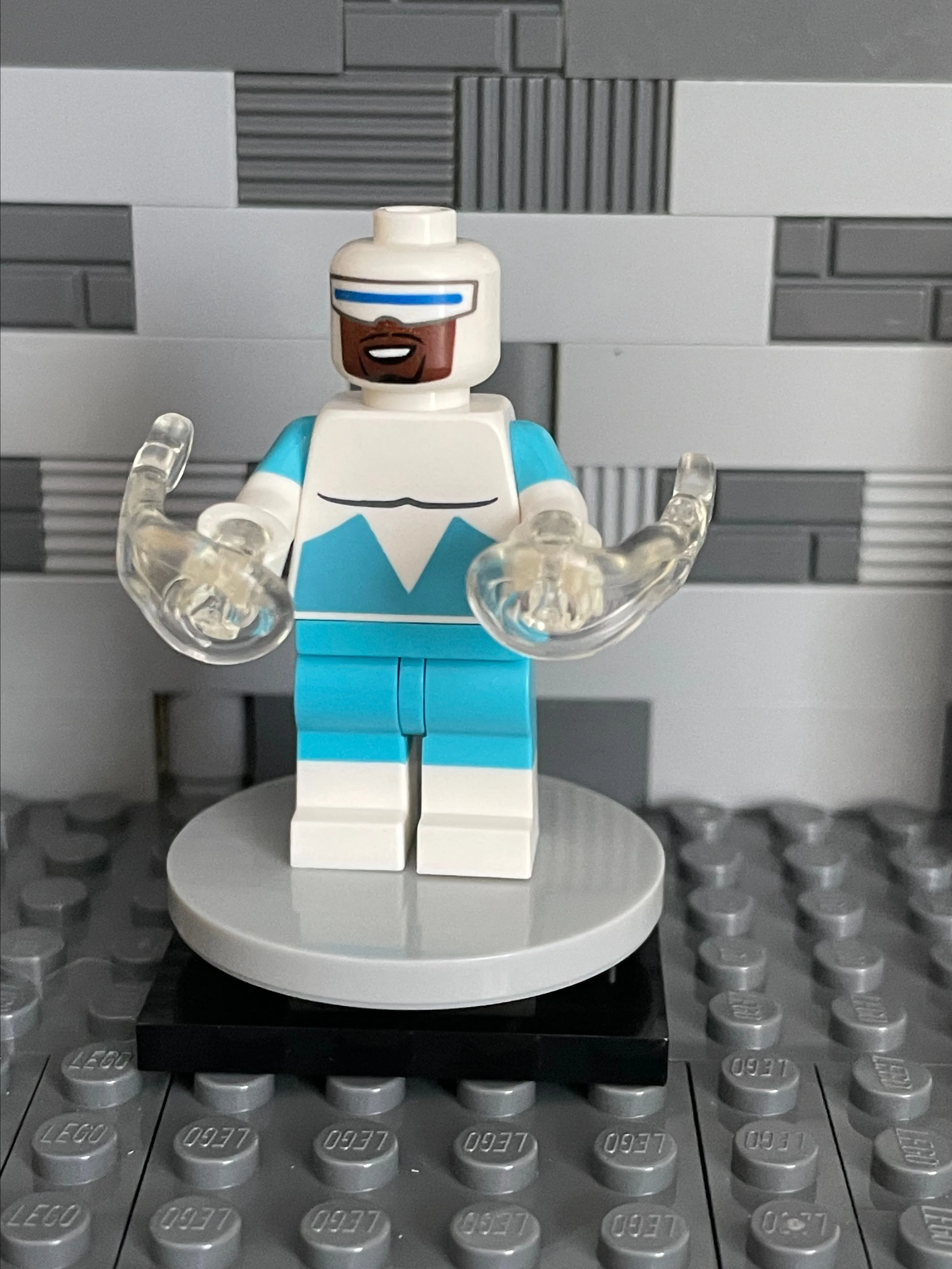 Product image for coldis2-18 Frozone, Disney, Series 2 (Complete Set with Stand and Accessories)