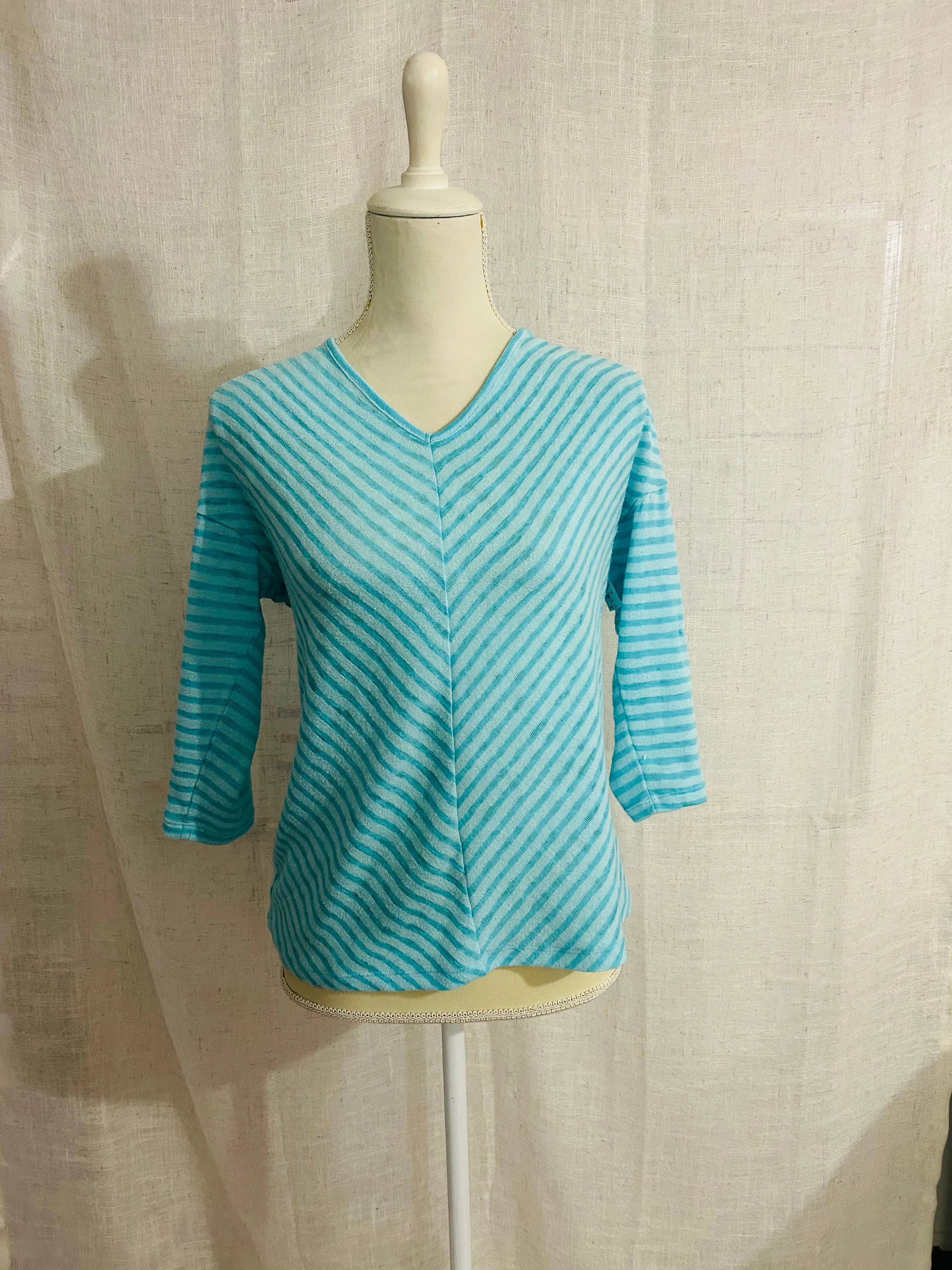 Product image for Chicos Top- size 0, fits like fitted large
