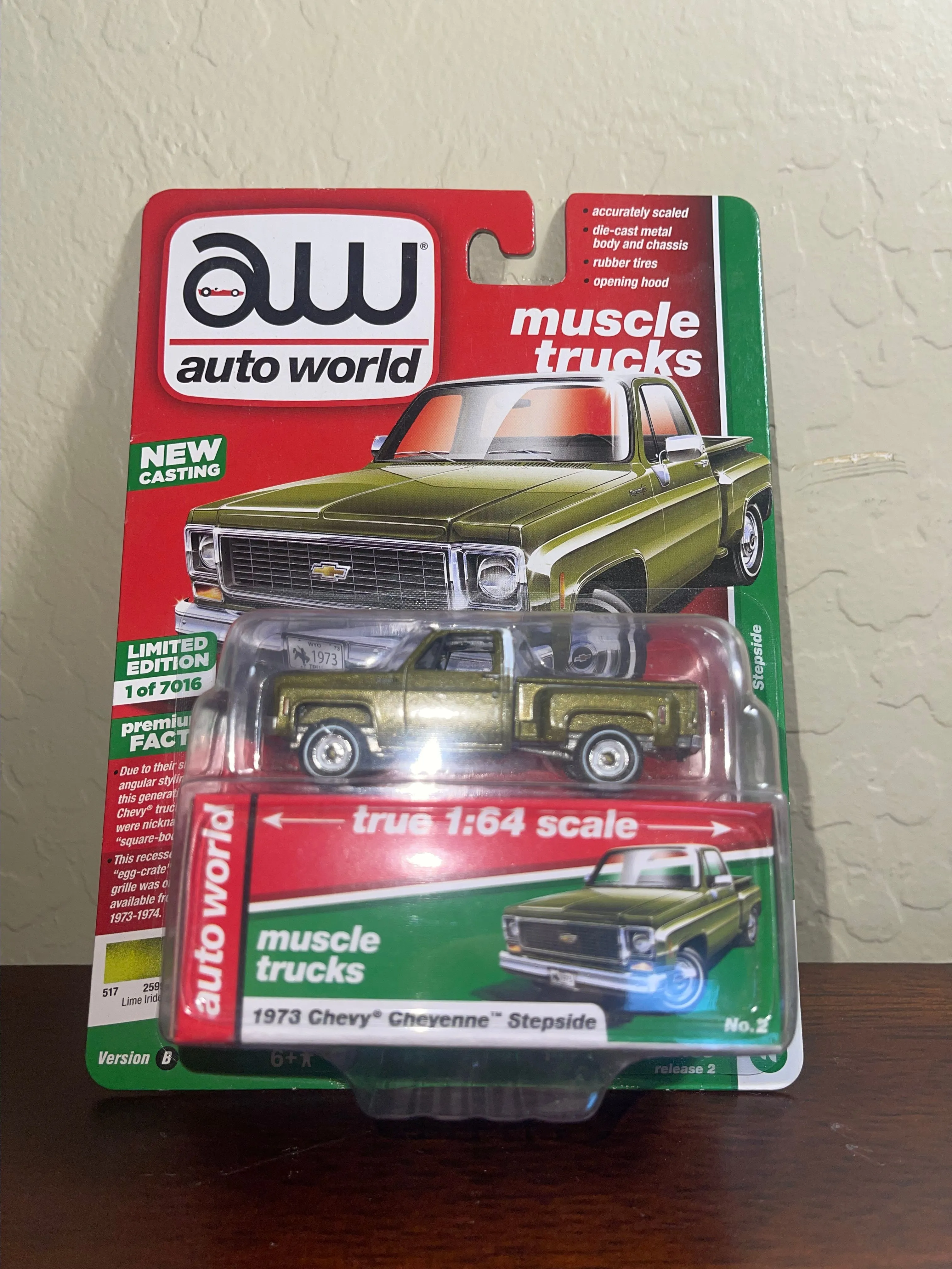 Product image for 1/64 AUTO WORLD 1973 CHEVROLET CHEYENNE STEPSIDE PICKUP GREEN AND WHITE