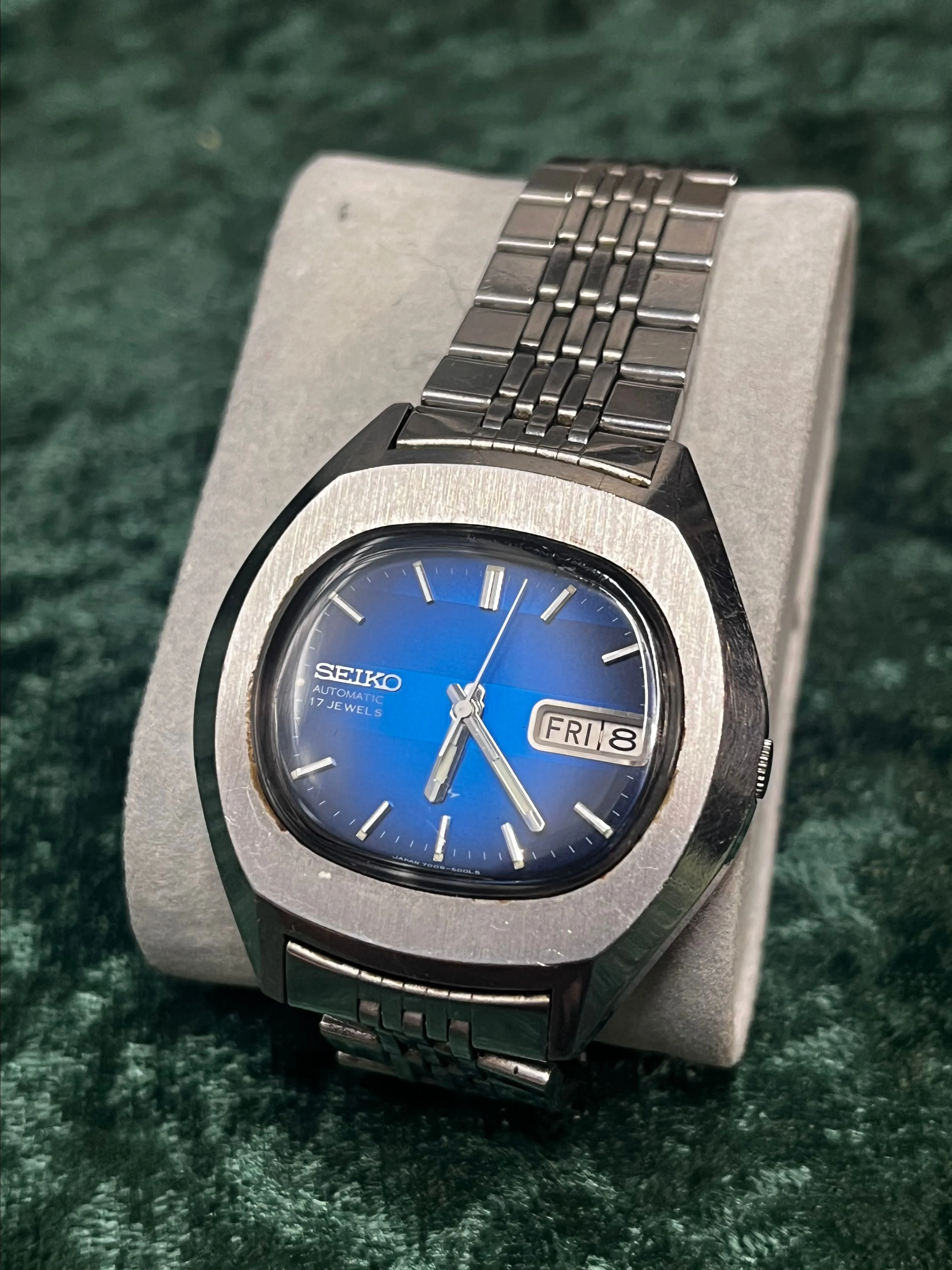 Product image for 1978 Seiko automatic 17 Jewels men’s watch. Blue gradient TV dial, day-date at 3 o’clock, working