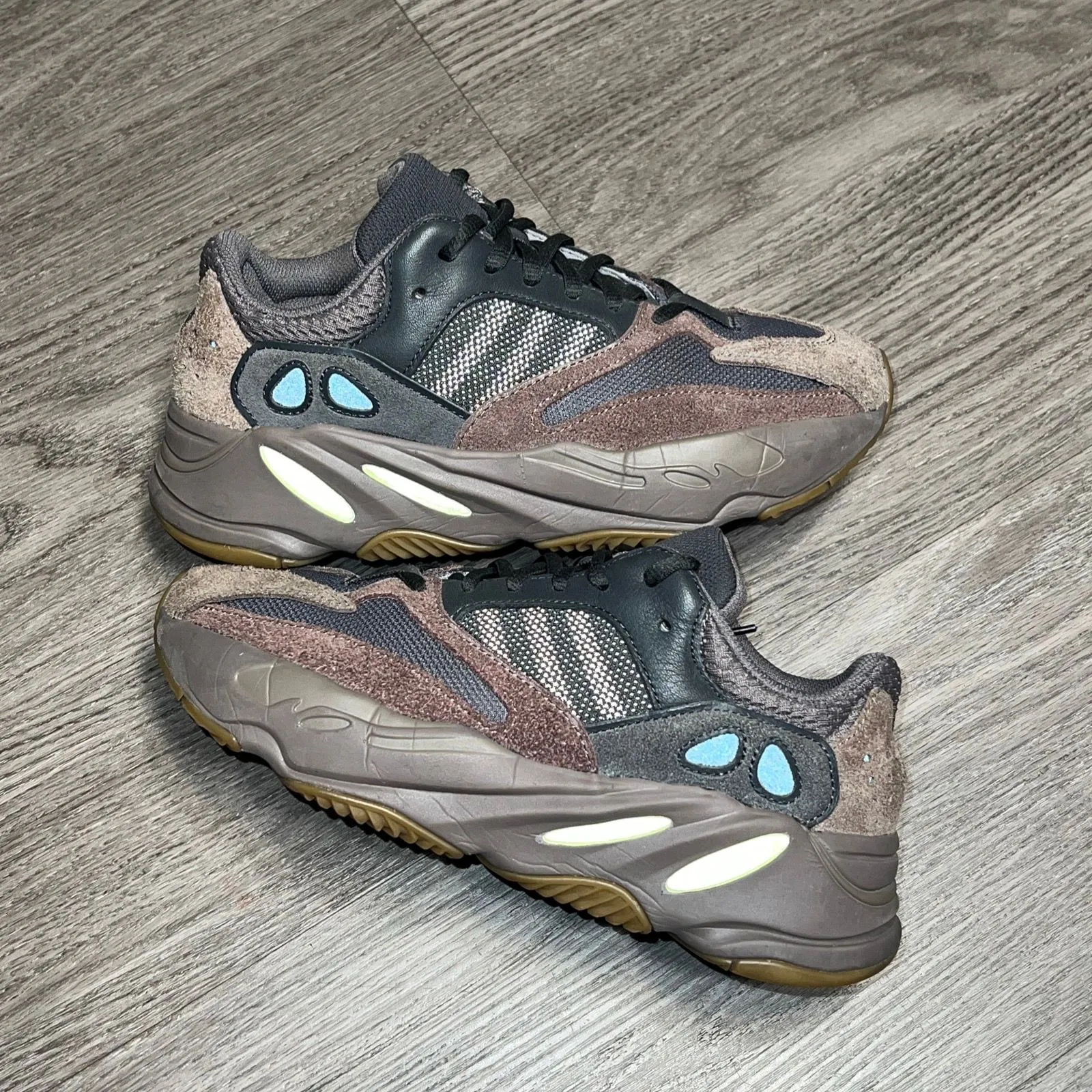 ADDIAS YEEZY 700 mauve size men used · Whatnot: Shop, Sell, Connect - Main Image