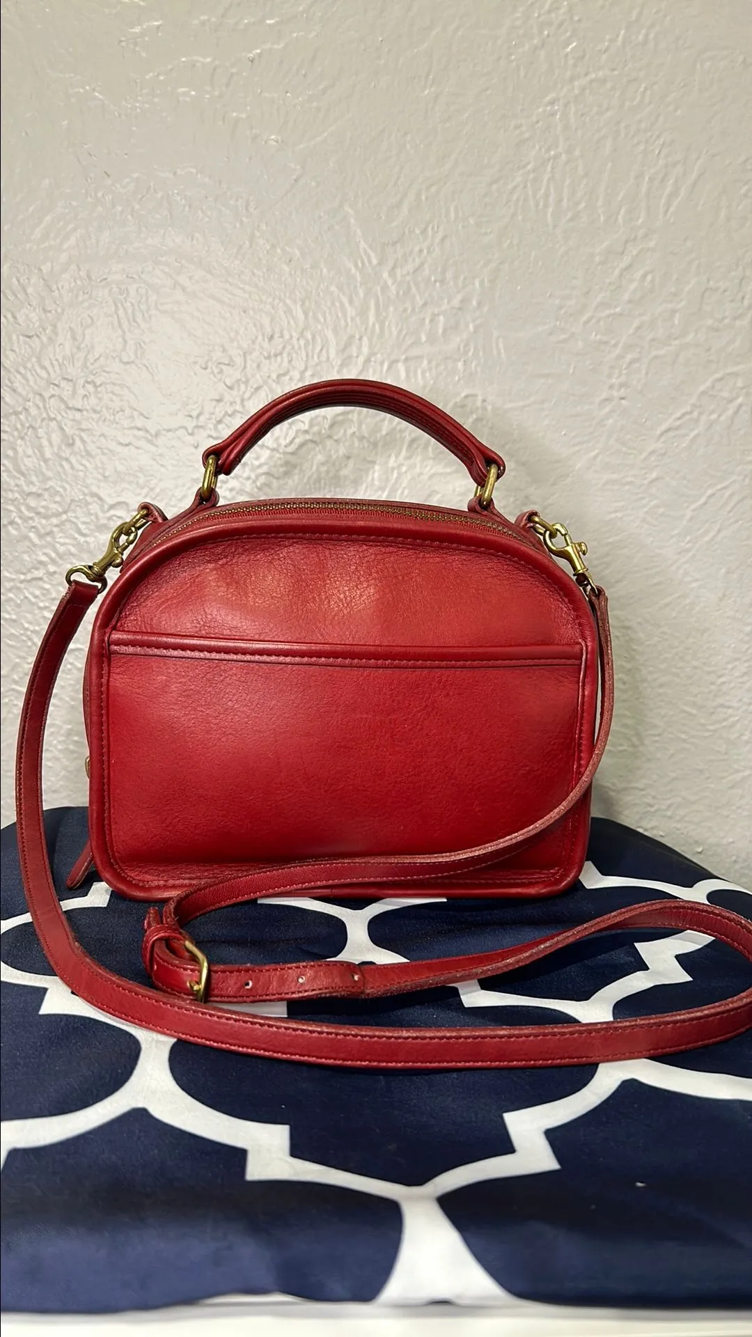 Product image for Vintage Coach Lunchbox in Red