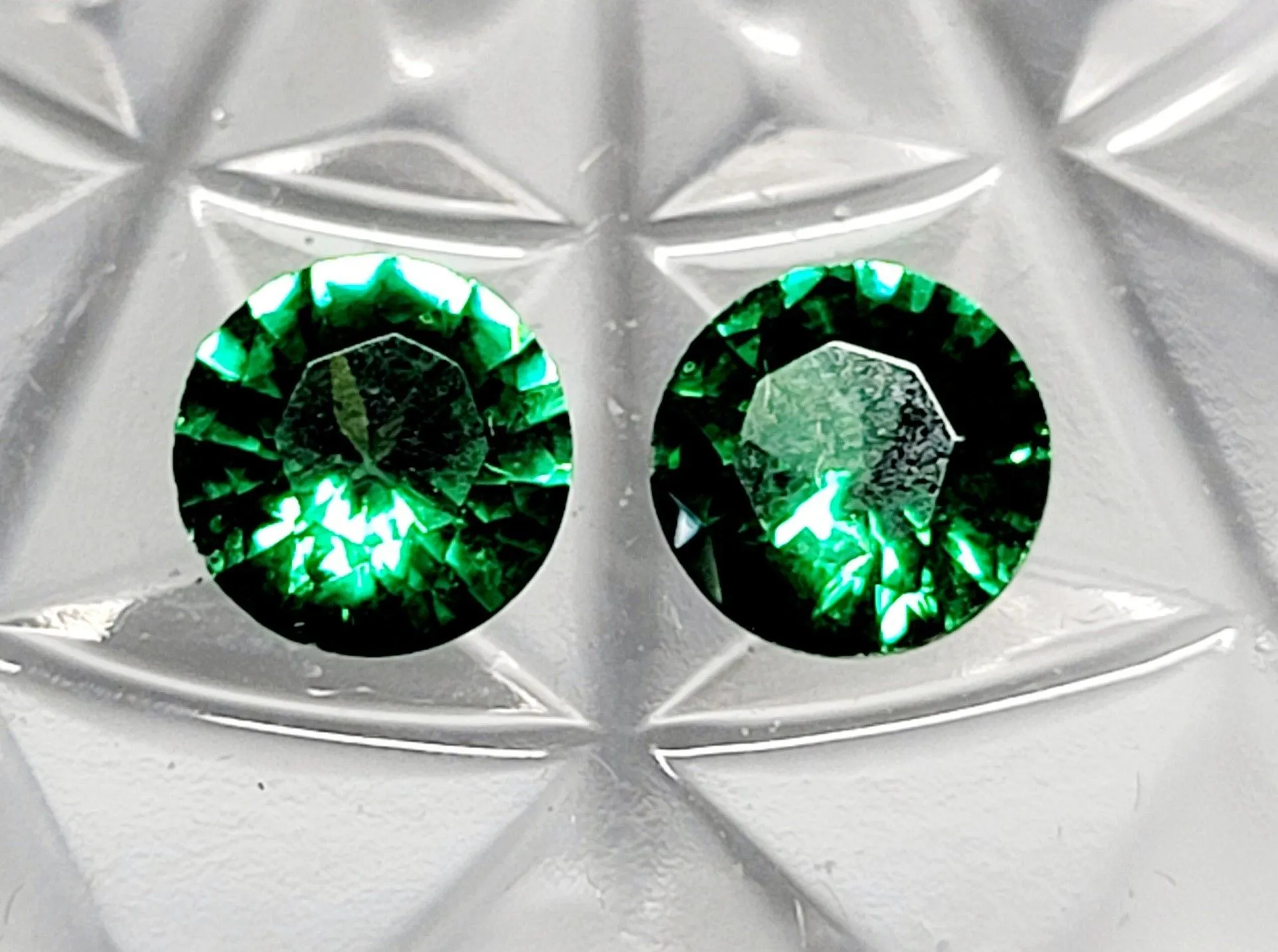 Product image for (Lot Of 2) CZ Cubic Zirconia Pair AAA Emerald Green Round Cut Faceted Gemstones. This product is a p