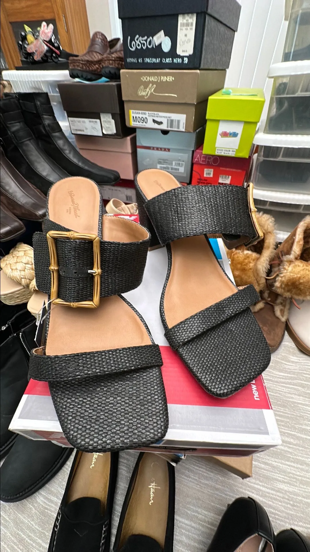 Product image for Black sandals with wooden buckle, universal threads size 11 new
