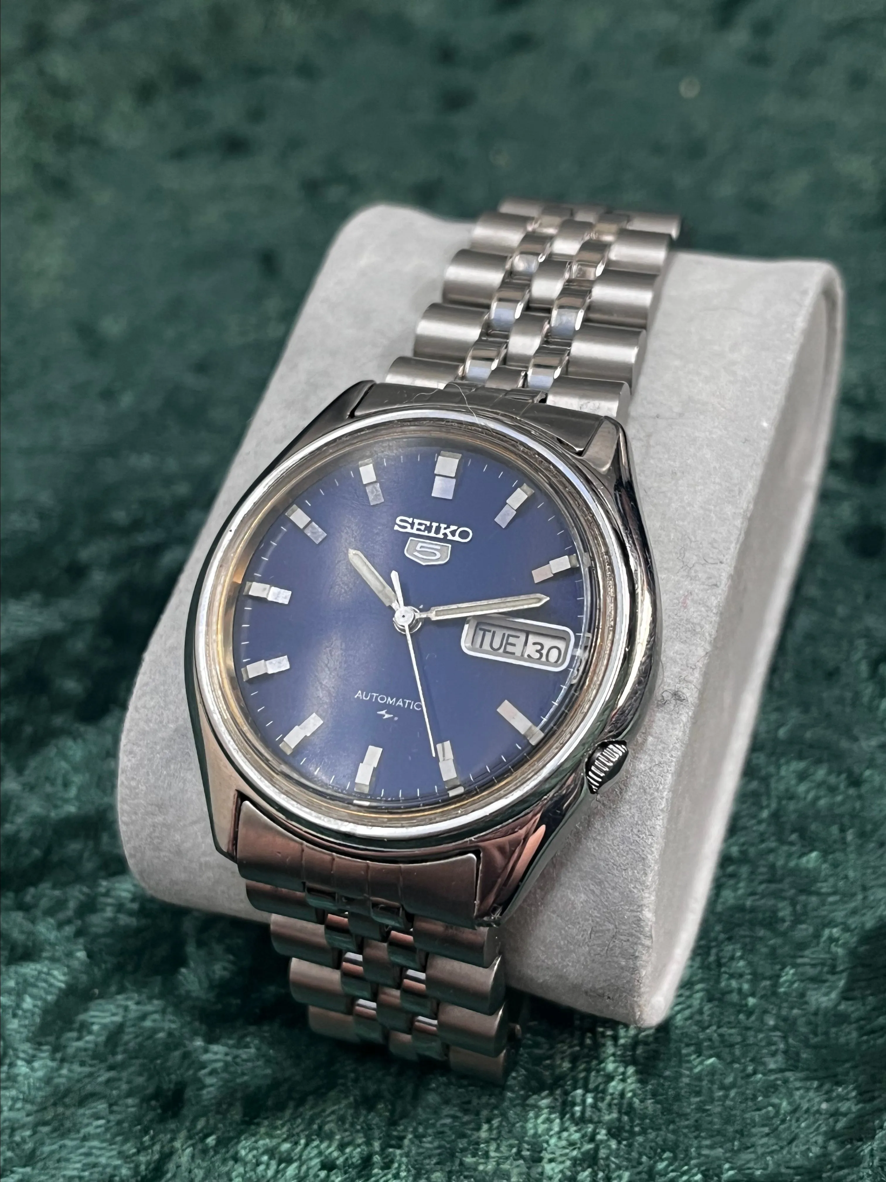 Product image for 1991 Seiko 5 automatic men’s watch. Dark blue dial, day-date at 3 o’clock, silver tone.