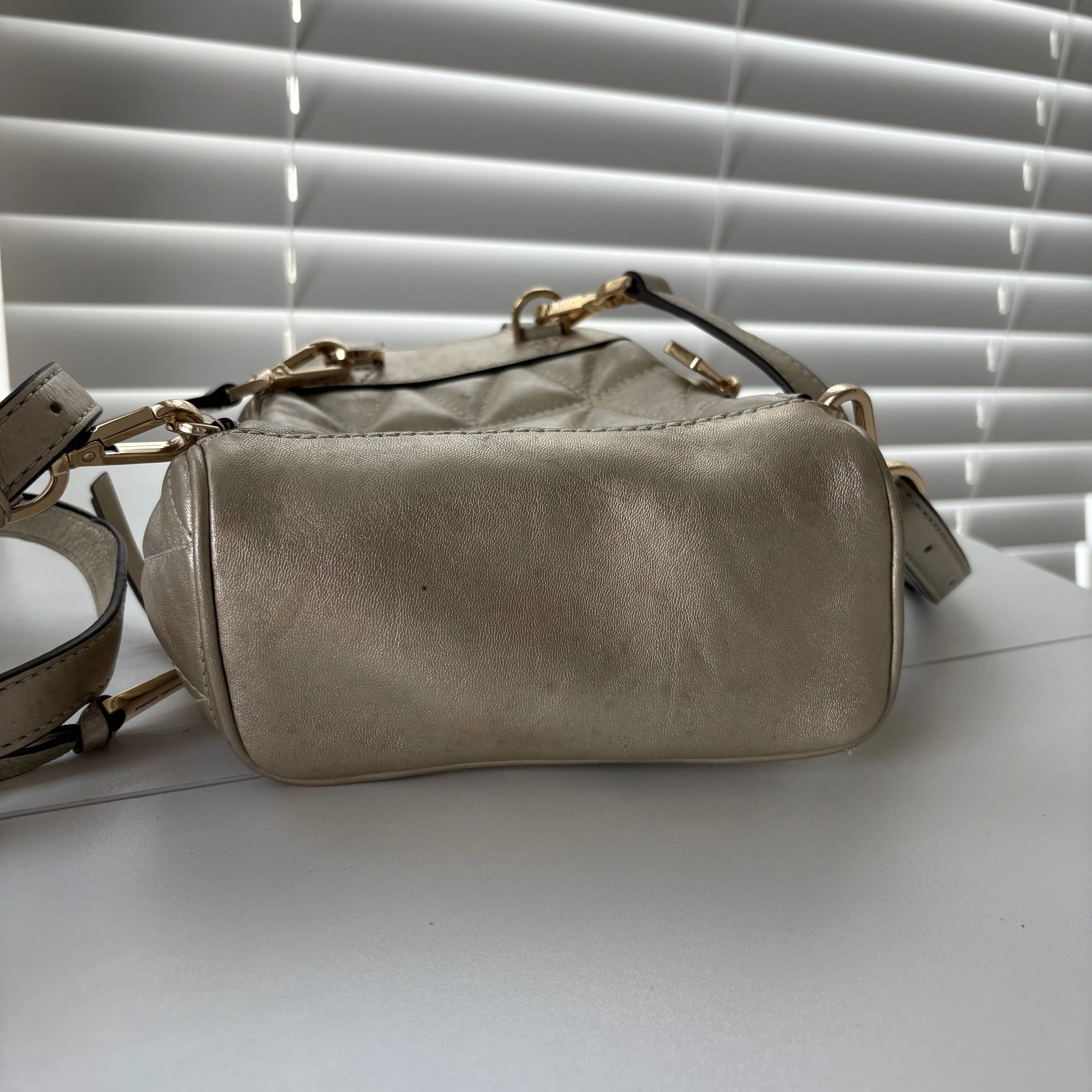 Listing Image Blurred Background