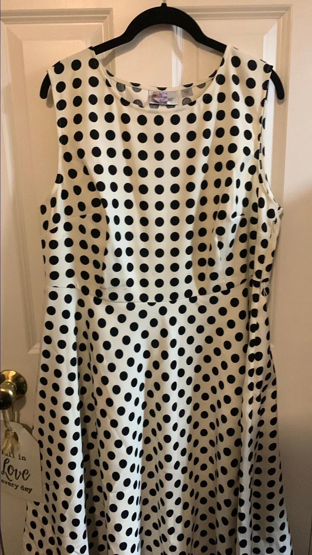 Product image for 76.Beautiful polkadot sleeveless Avenue dress size 14, black and white