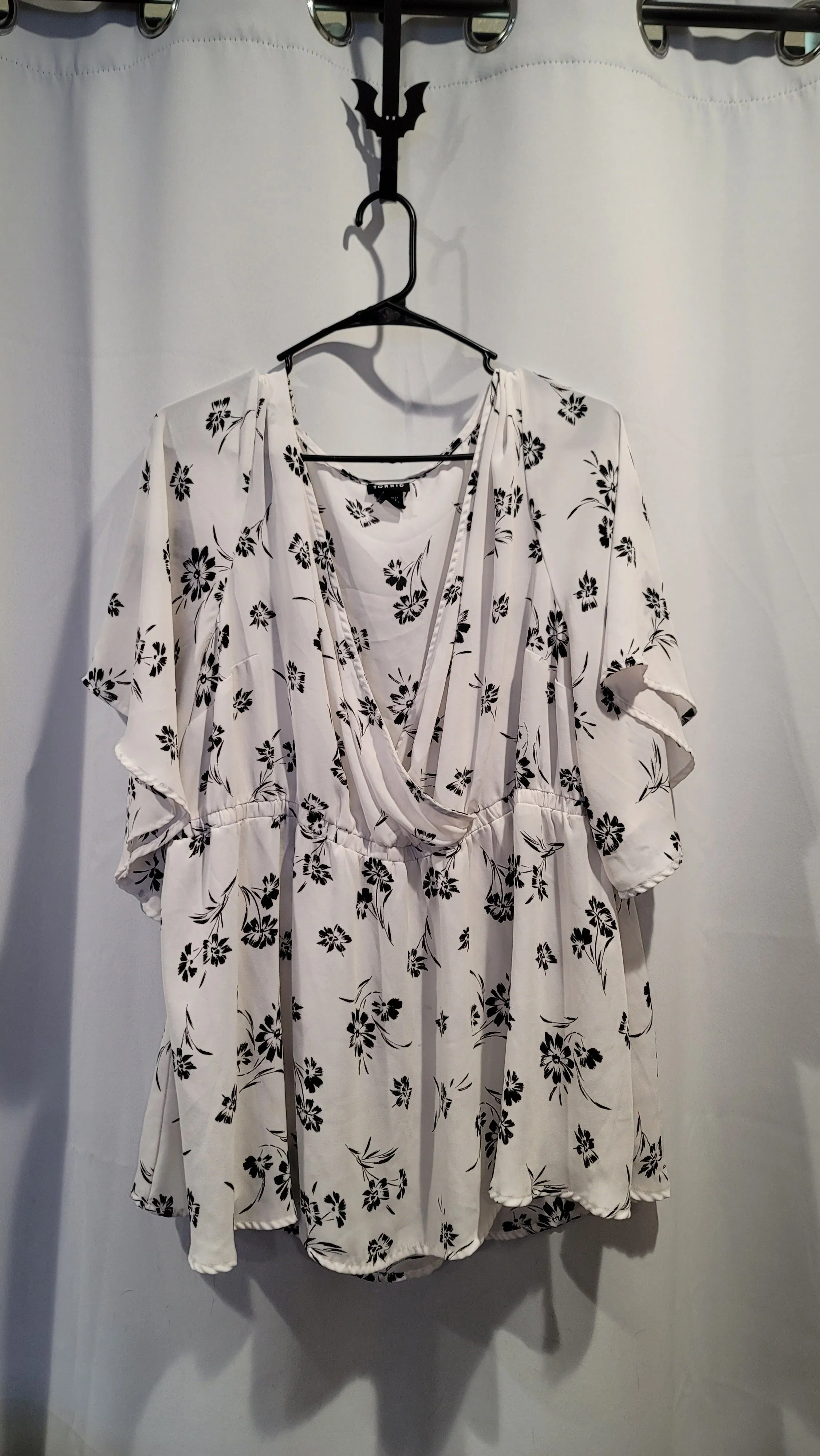 Product image for Torrid Size 3 White & Black Floral Top