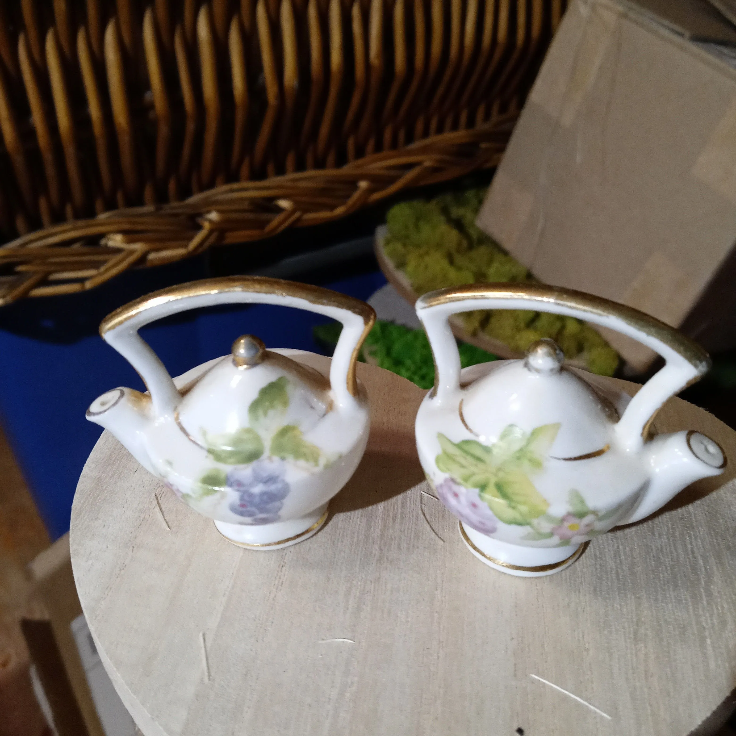 Product image for 186.vintage tea pot shakers