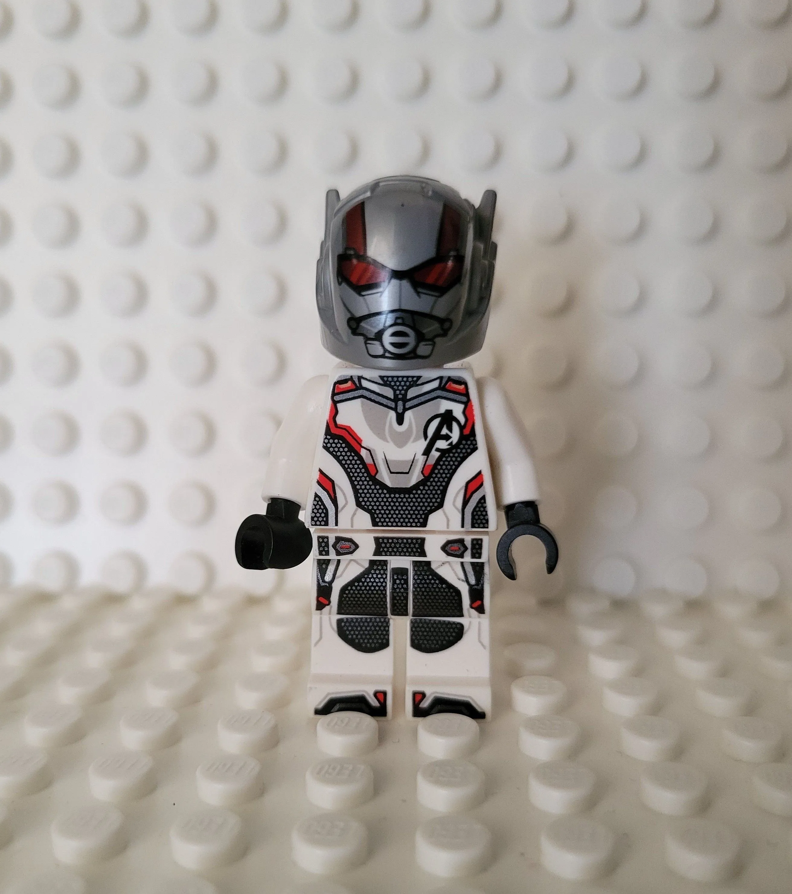 Product image for LEGO - Marvel - Ant Man (Scott Lang) White Jumpsuit 