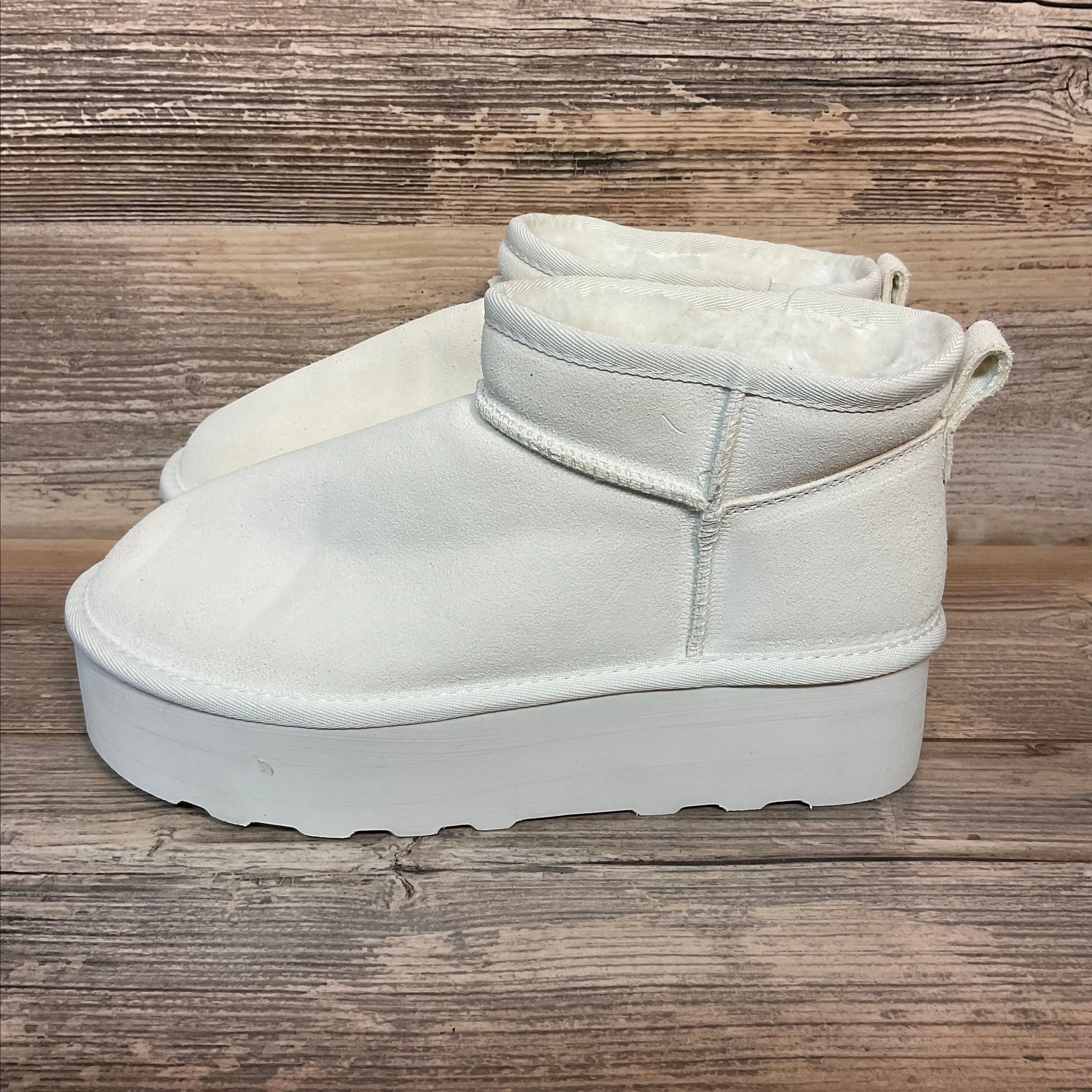 Product image for 9.5 Cushionaire Women's Hippy Cozy Platform Ankle Boots