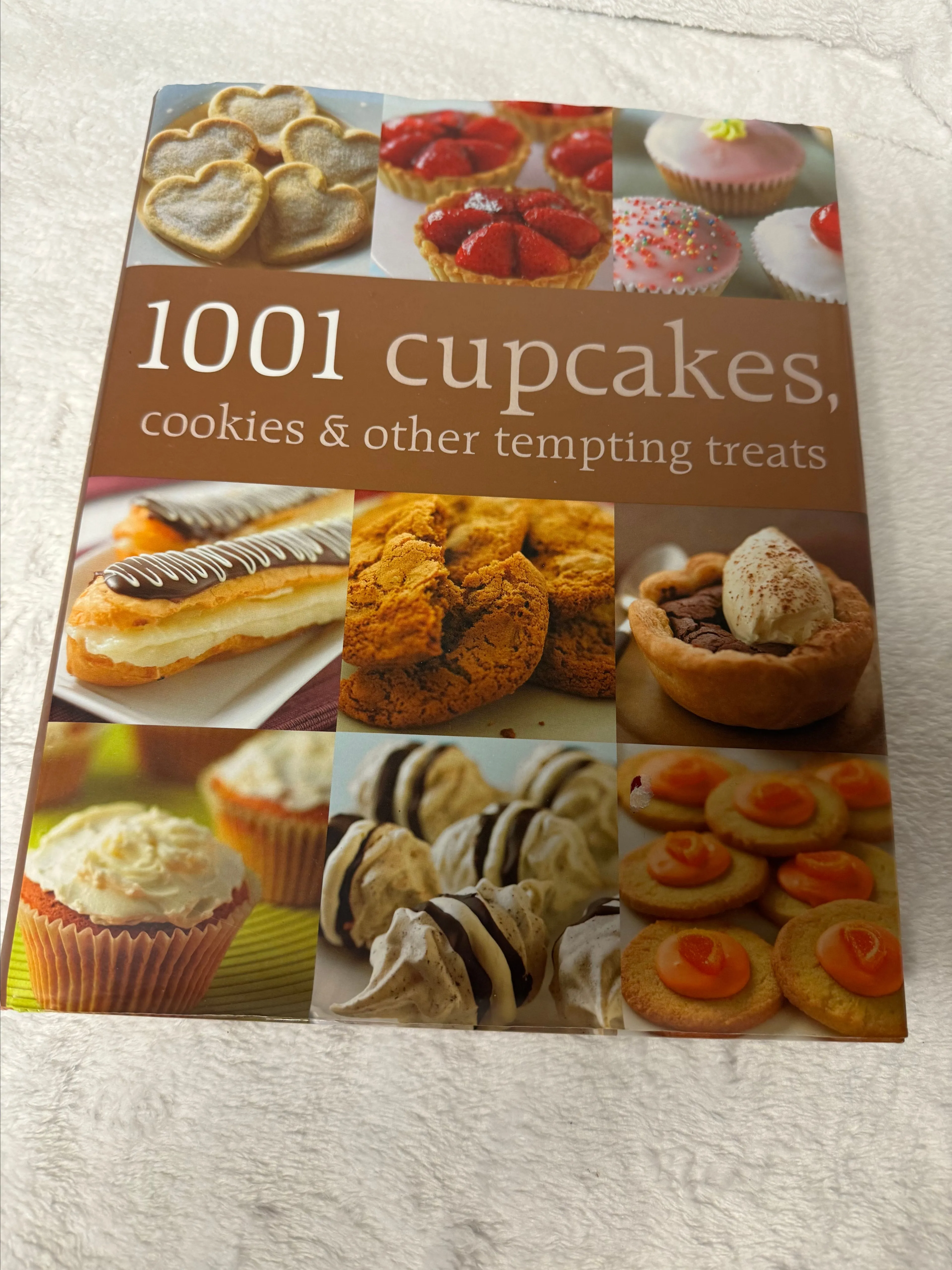 Product image for 1001 Cupcakes cookbook