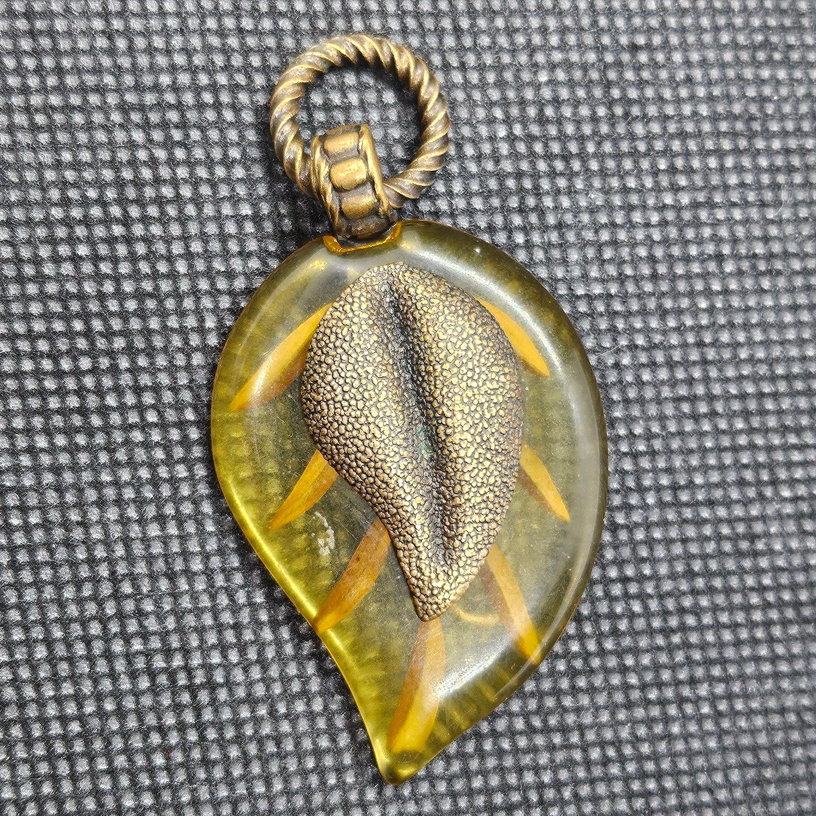 Product image for Antique Art Deco HTF Carved Clear Yellow Apple Juice Bakelite & Brass Leaf Pendant Semichrome Tested