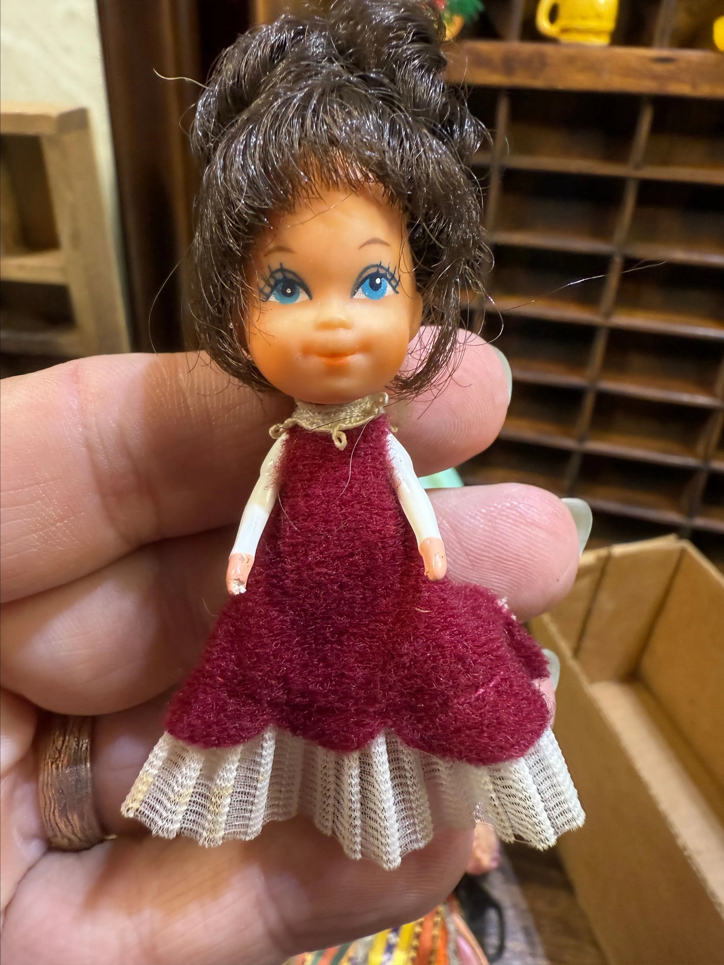 Product image for 09. Vintage Mattel The Littles Miniature Doll - Daphne, burgundy dress 70's-80's