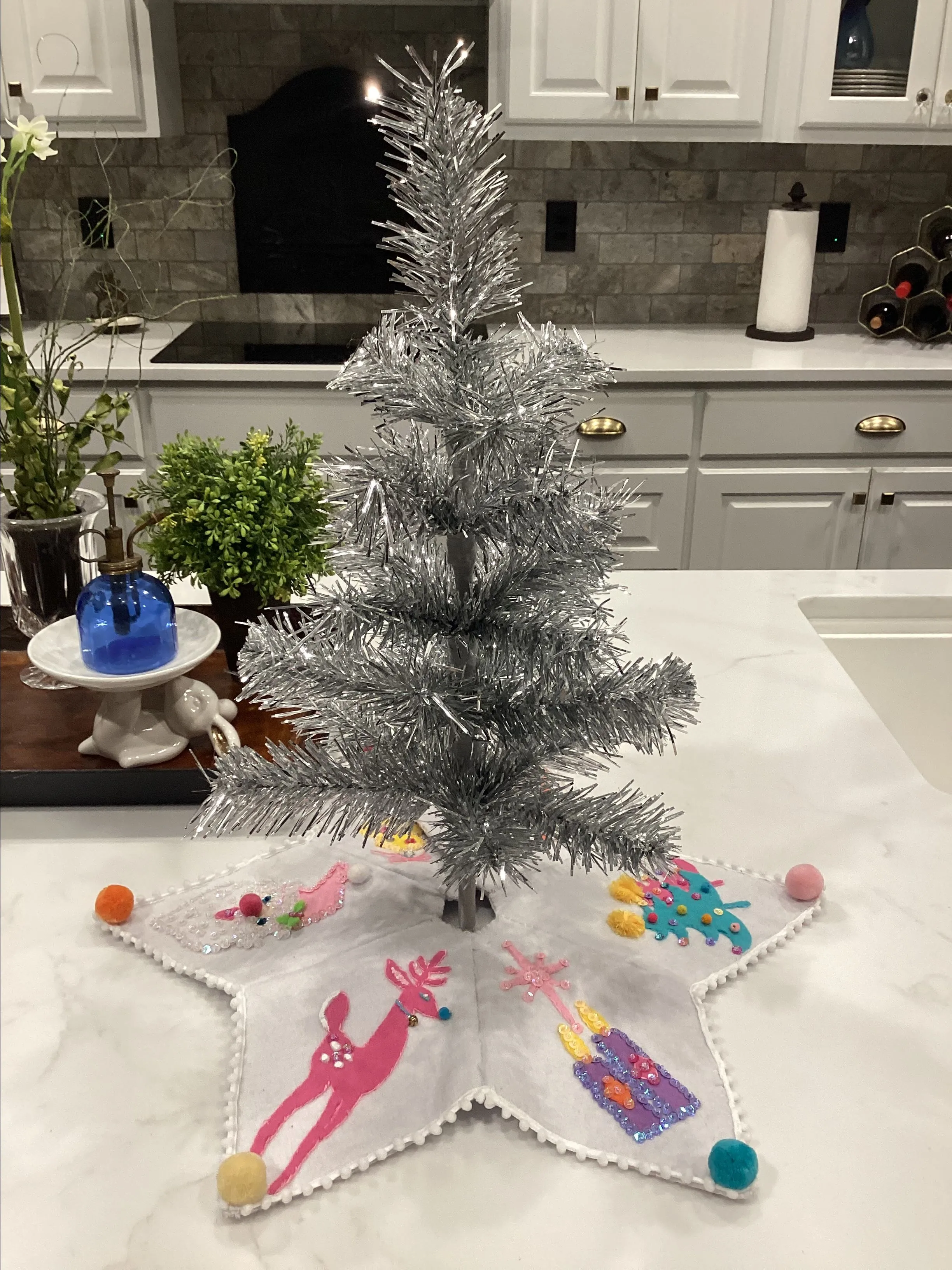Product image for 02.  Handmade vintage inspired atomic Chris tree skirt with 18" silver tinsel tree