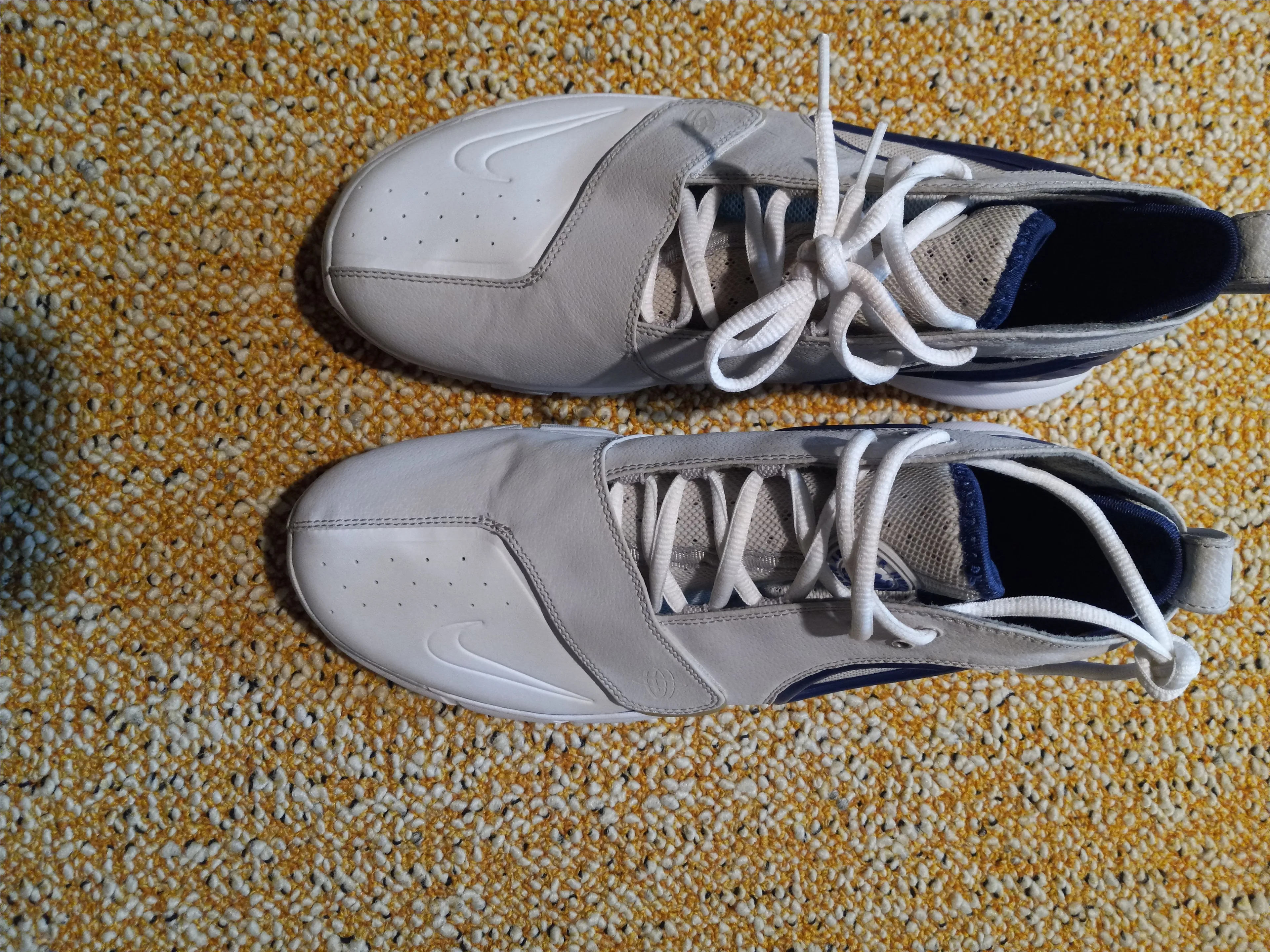 Product image for Nike huarache trainers sample