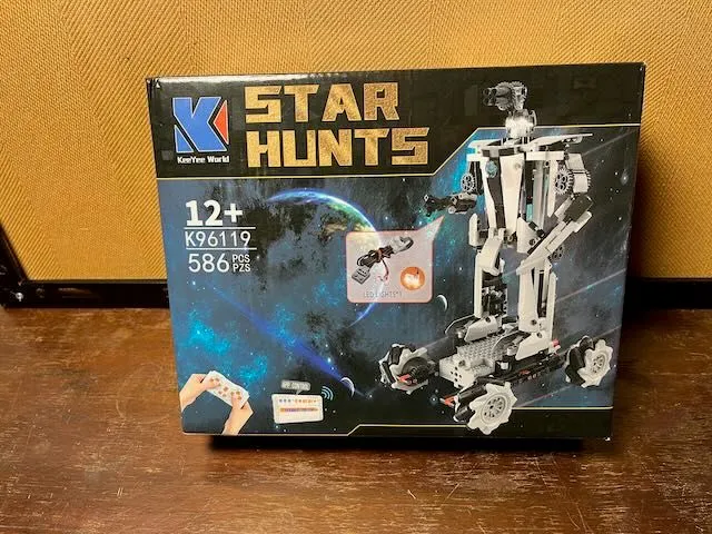 Product image for KeeYee K96119 Star Hunts RC Robot, Danish Technical Block Compatible, 586 pieces.