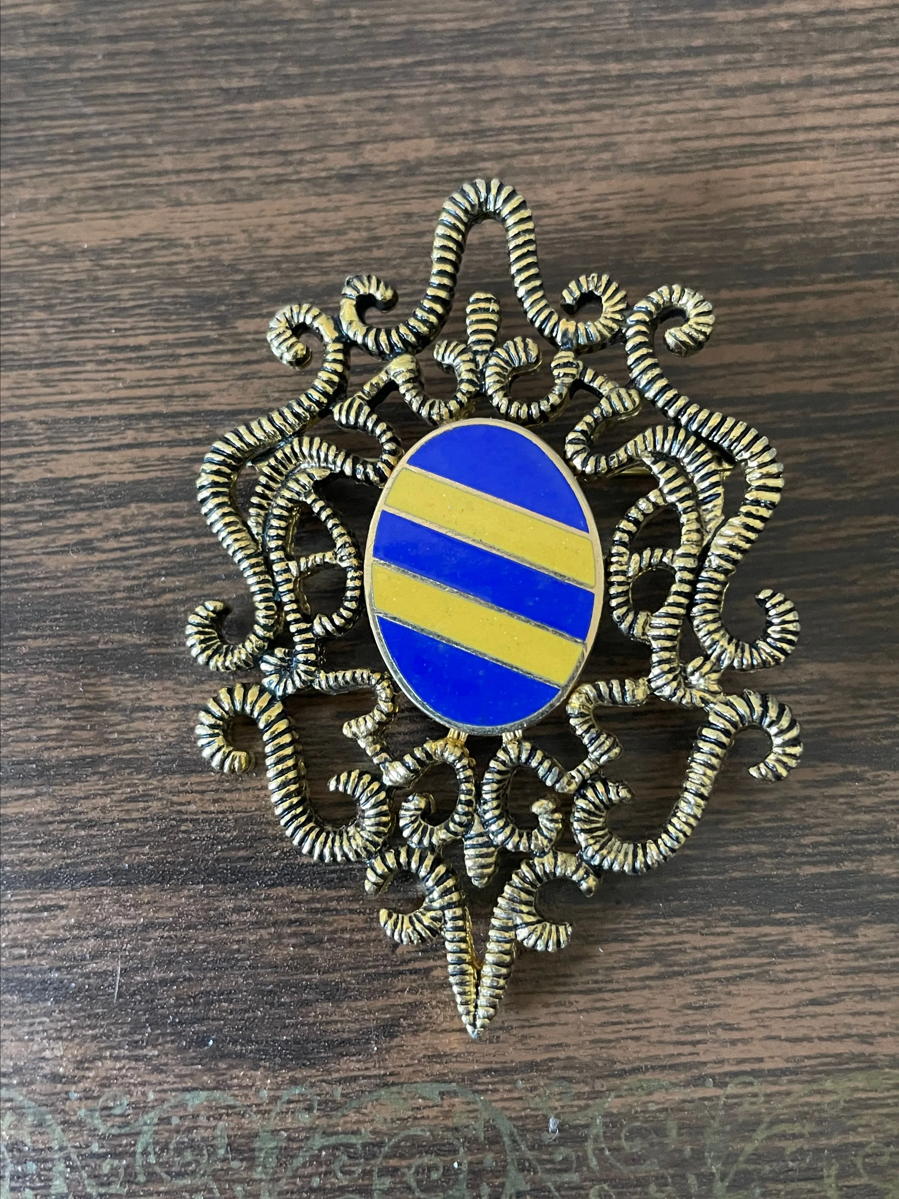 Product image for 32 Ribbed Striped Crest Brooch