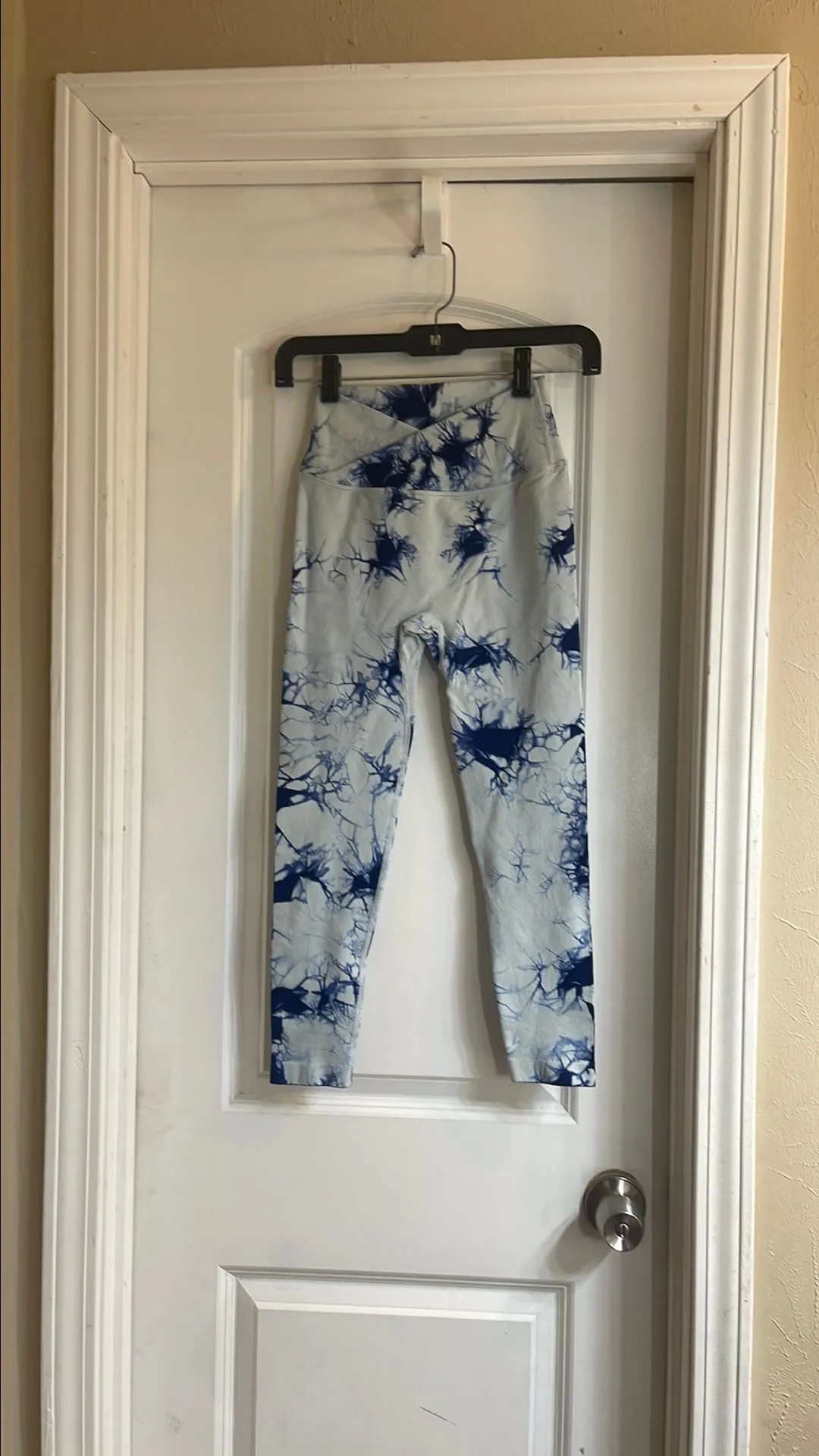 Product image for Light blue dark blue tie-dye booty popping leggings size small