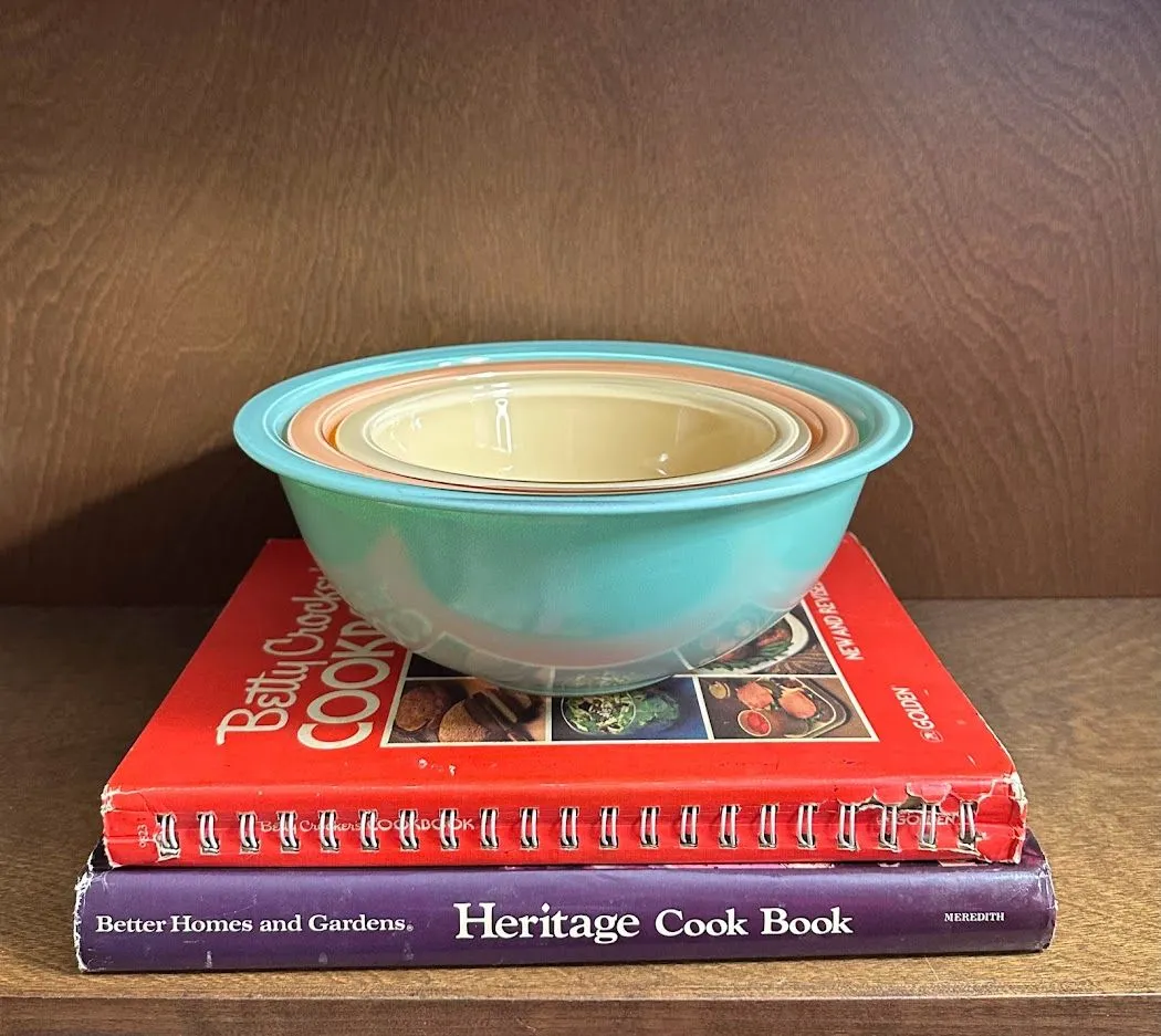 Product image for Vintage Pyrex Pastel Clear-Bottom Nesting Bowls
